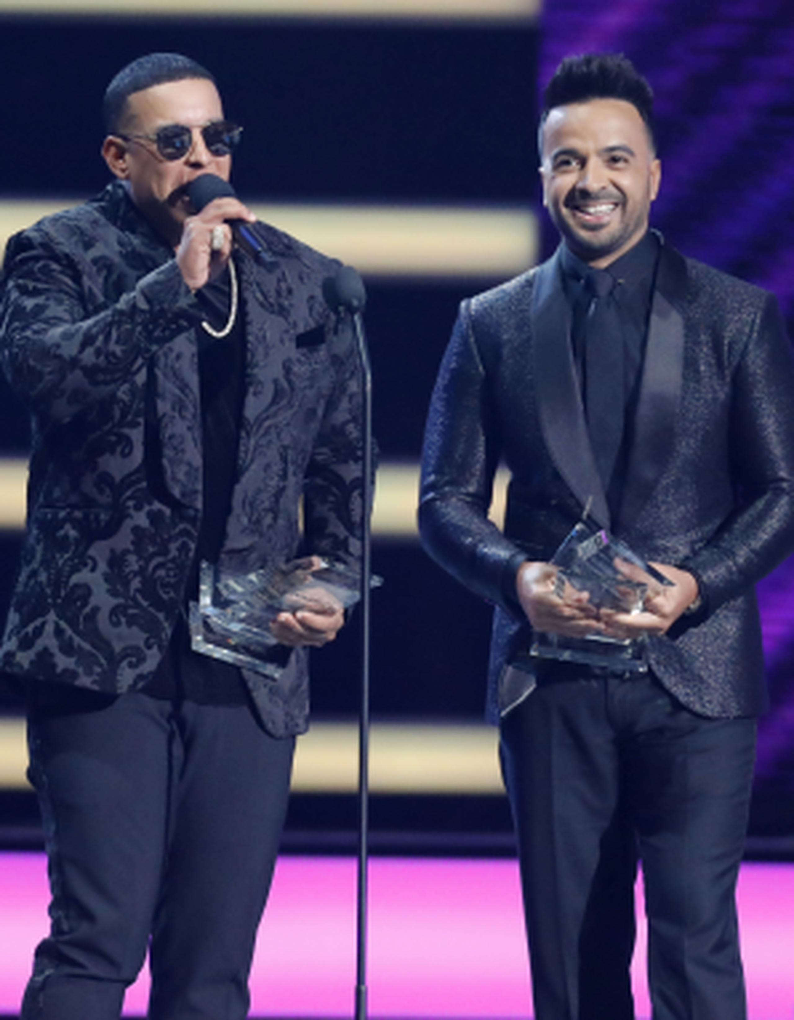 Daddy Yankee y Luis Fonsi abrieron la premiación como los primeros ganadores de la noche. (Eric Jamison/Invision/AP)