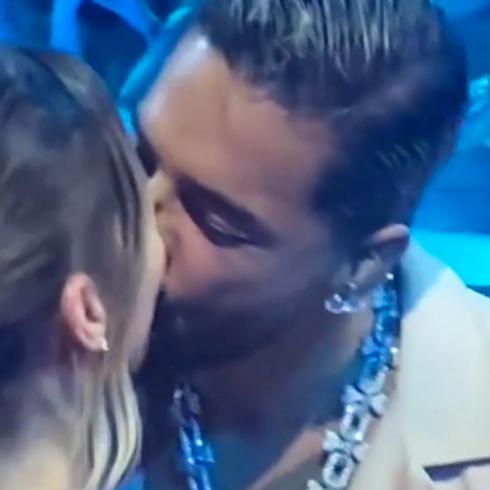 Candente beso de Maluma en los Latin Billboard