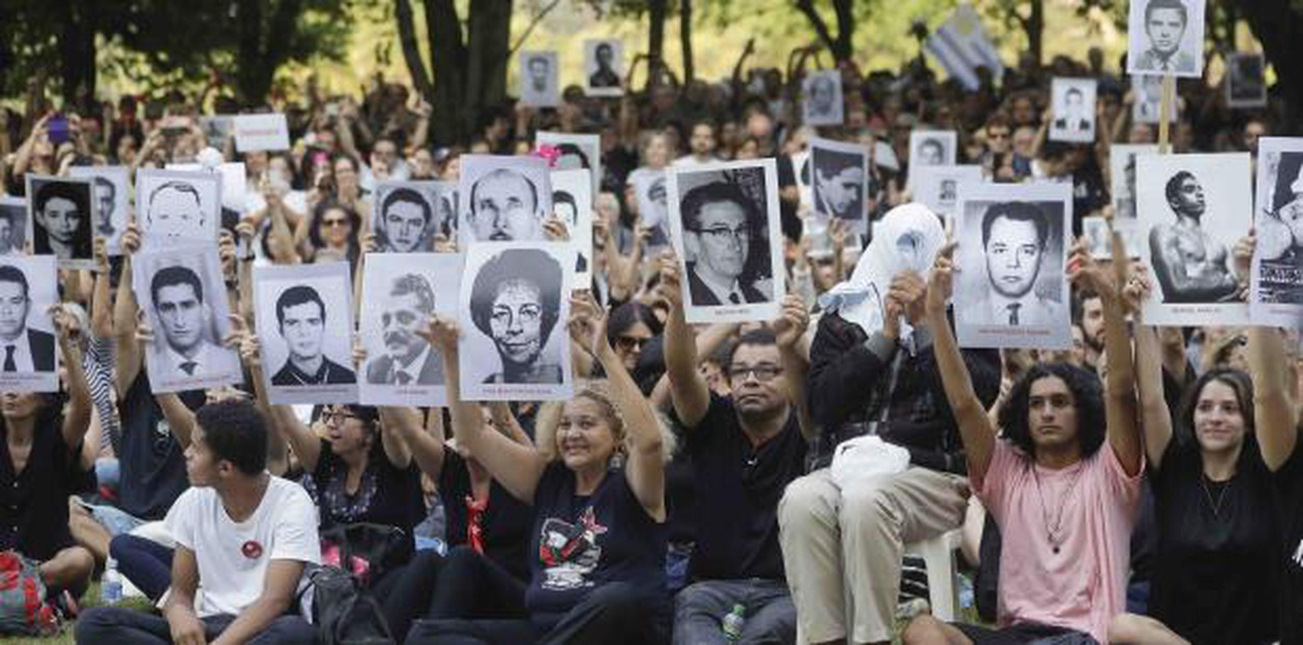 En una manifestación en Sao Paulo se mostraron fotos de víctimas asesinadas por la dictadura. (AP)