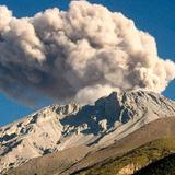 Volcán peruano Ubinas registra 25 explosiones desde que se declaró la alerta naranja