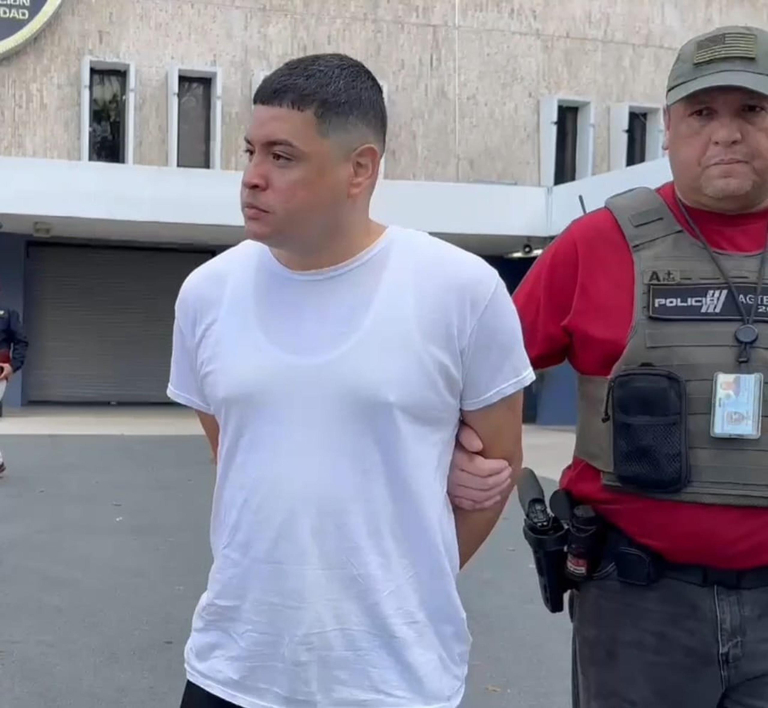 José De La Cruz Vázquez alias Oso violó las condiciones de una probatoria federal tras ocuparle un arma ilegal y sustancias controladas.