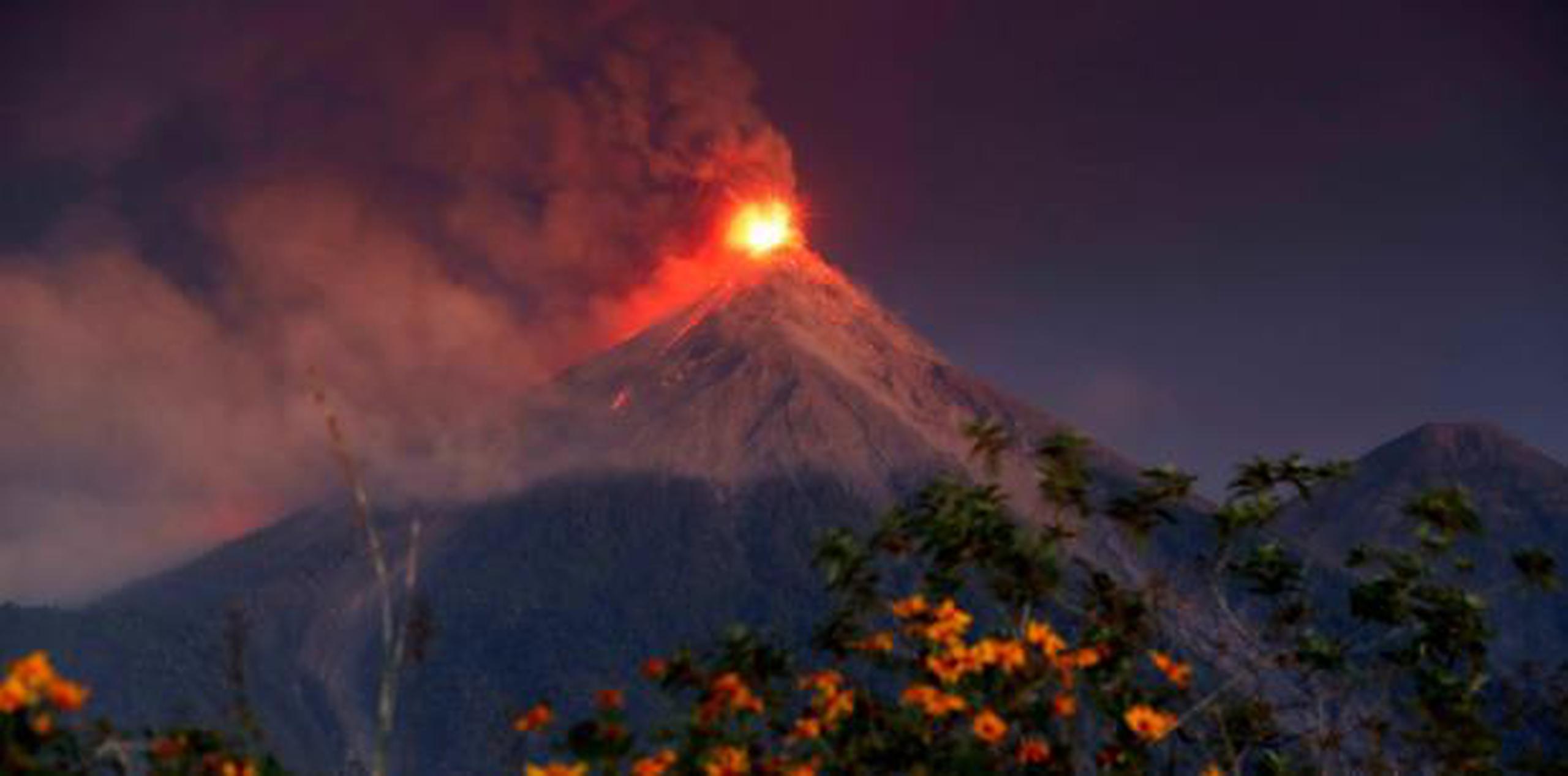 Según una institución de protección civil, la nueva erupción del volcán de Fuego, ubicado 50 kilómetros al oeste de la capital guatemalteca, ha afectado ya a 76,145 personas. (EFE)

