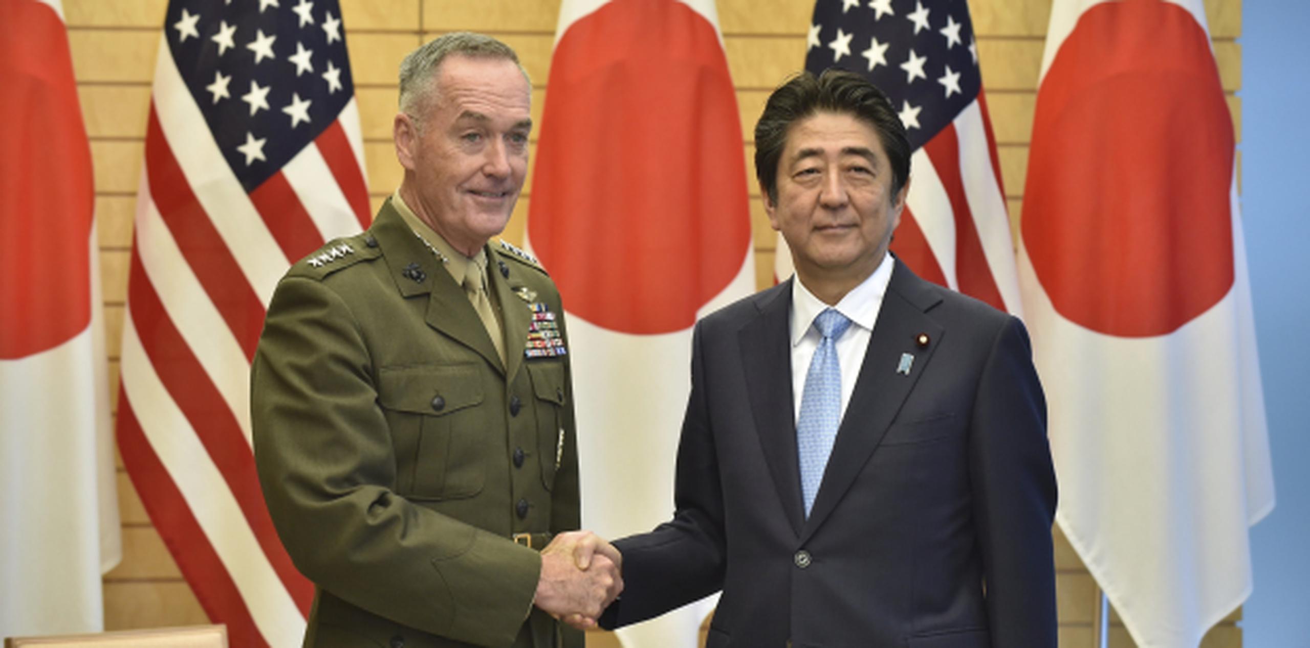 El primer ministro japonés, Shinzo Abe, recibió hoy al jefe del Estado Mayor Conjunto de Estados Unidos, el general Joseph Dunford, en la residencia oficial de Abe en Tokio. (EFE / Kazuhiro Nogi / Pool)