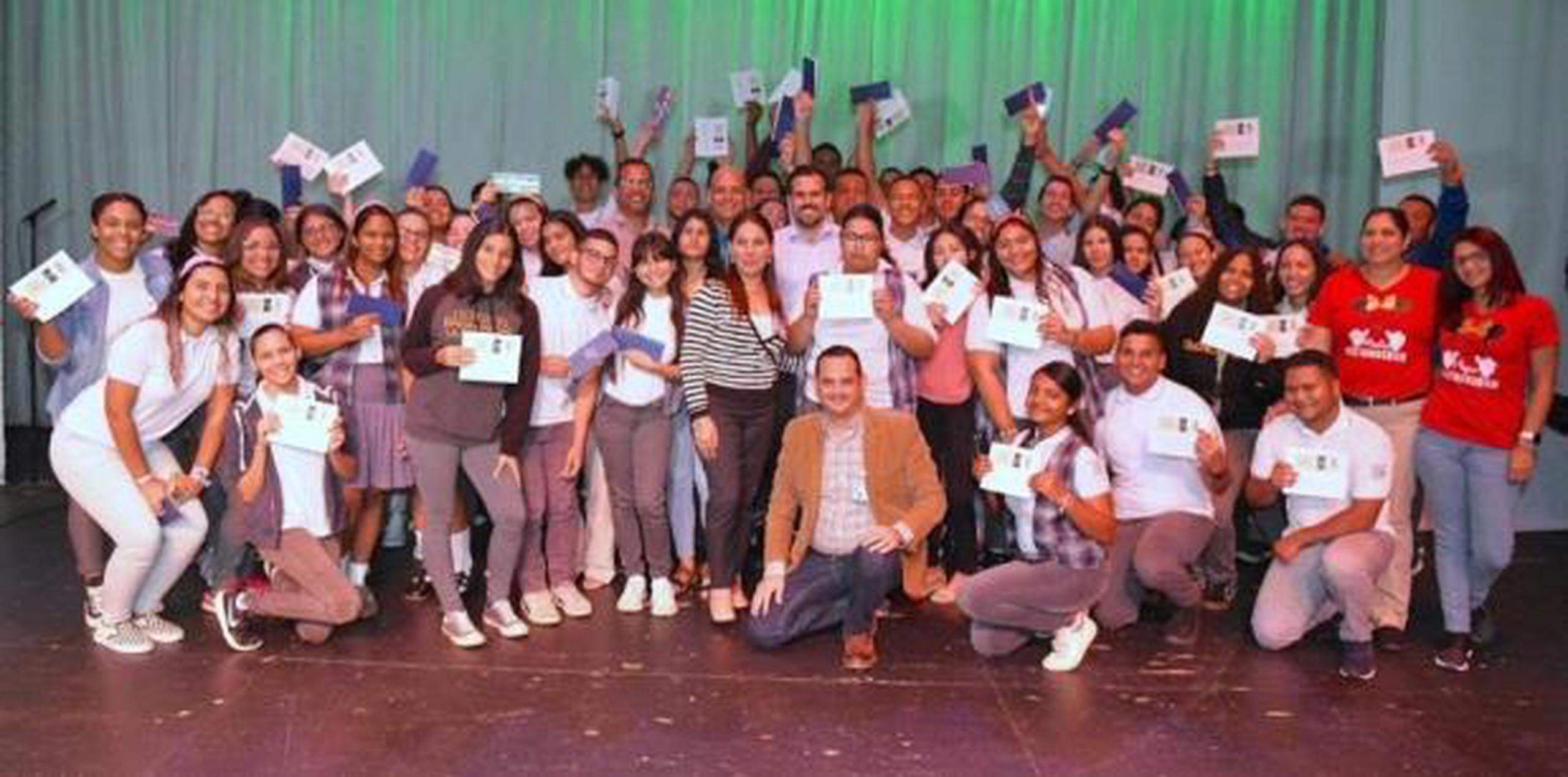 El gobernador Ricardo Rosselló junto a los estudiantes que recibieron boletos para asistir a la presentación de Bad Bunny. (Suministrada)