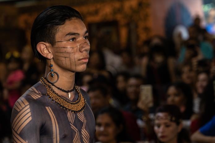 Indígenas modelan durante la I Muestra Intercultural de Moda Indígena, en Manaos, en la Amazonía Brasileña. EFE/Raphael Alves
