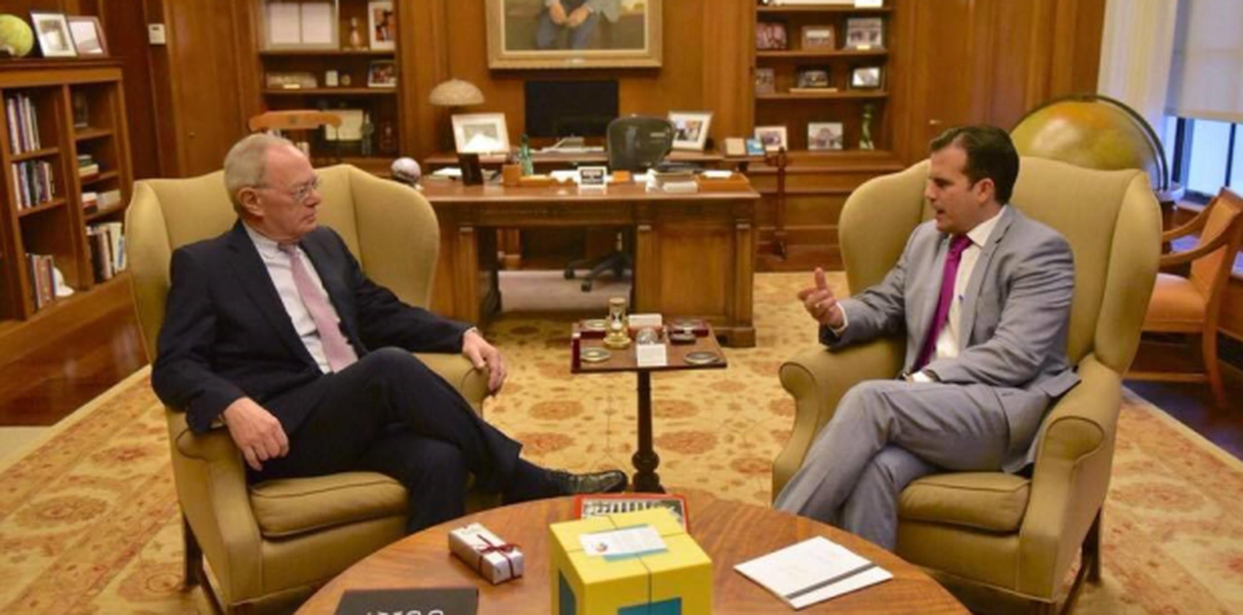 El gobernador Ricardo Rosselló con el presidente del Instituto Tecnológico de Massachusetts, L. Rafael Rief. (Facebook / @rrossello)