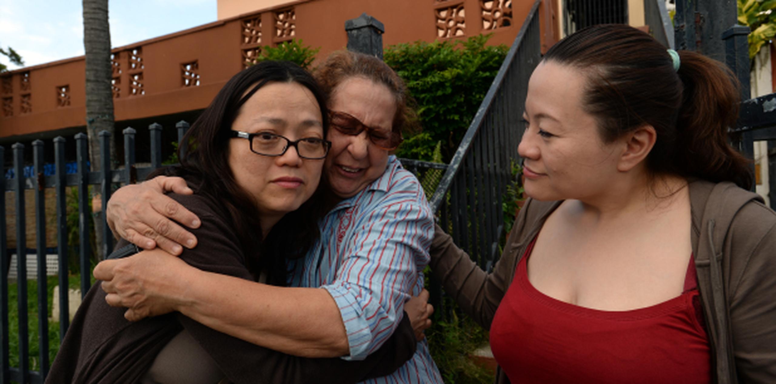 Alba Serrano, quien cuidó de Hong Kong hasta su muerte, abraza emocionada a Cathy, mientras Christina las observa. (ismael.fernandez@gfrmedia.com)