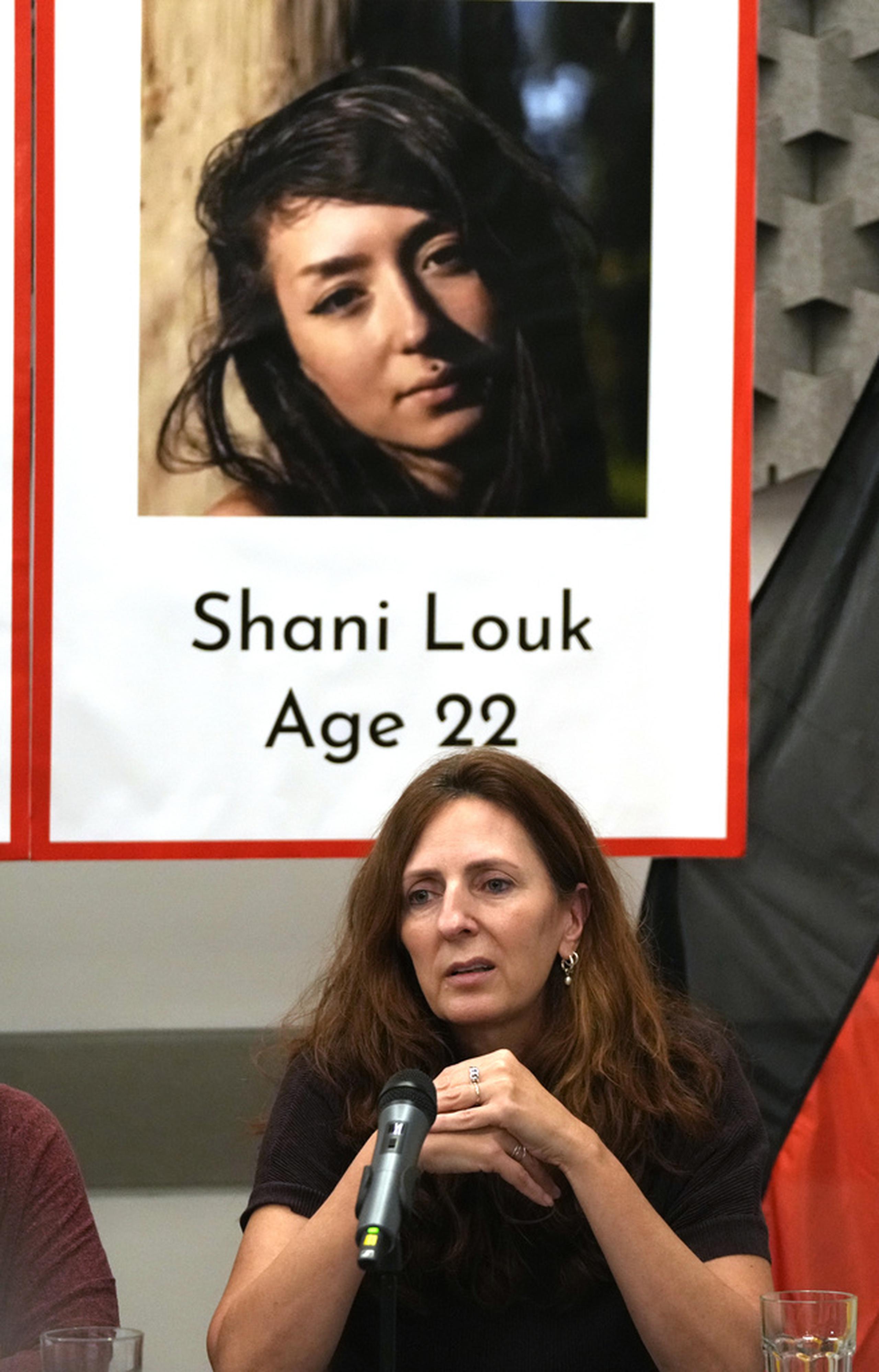 Ricarda Louk sentada frente a un cartel de su hija Shani Louk el 17 de octubre de 2023 en Tel Aviv.