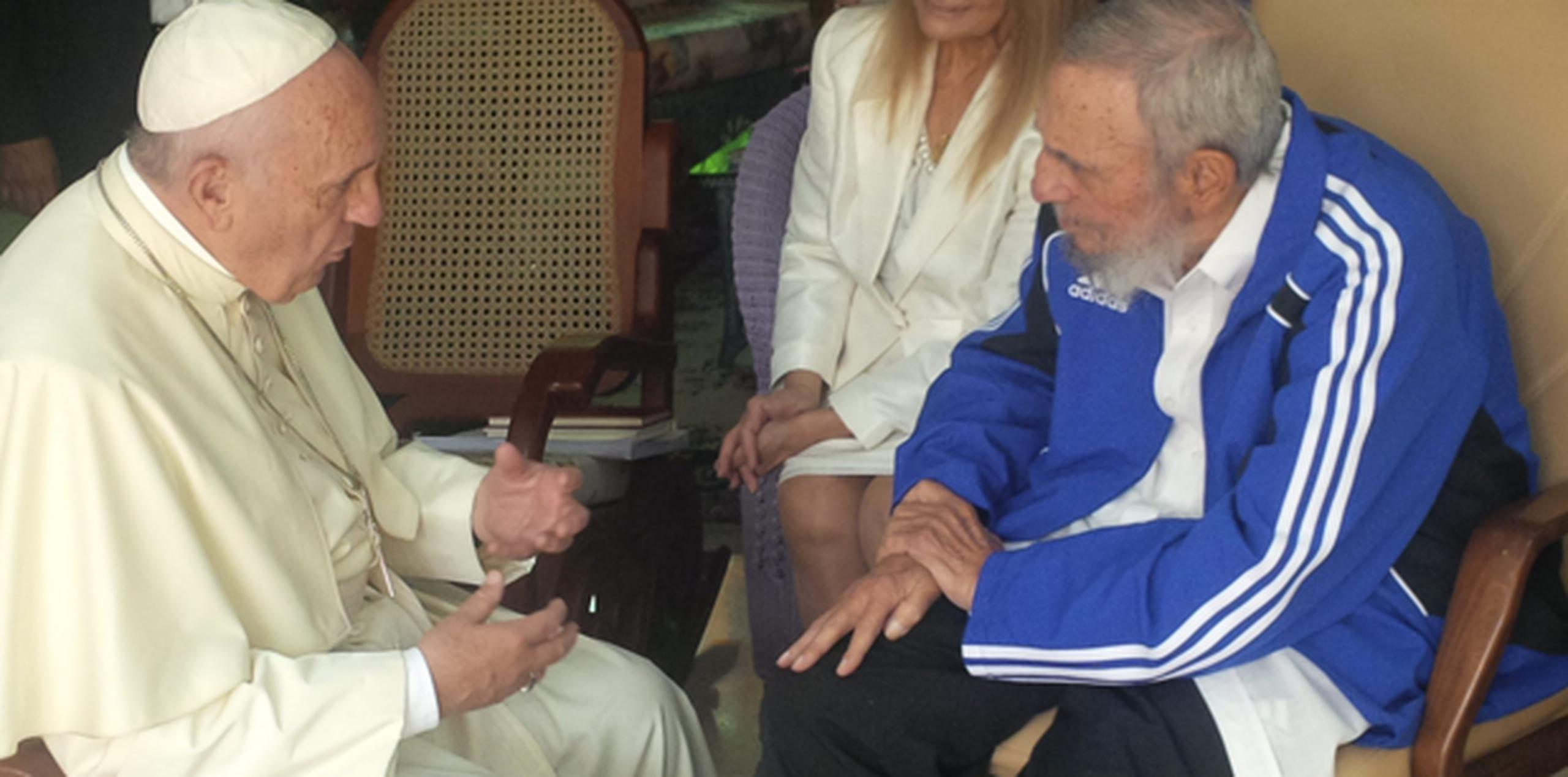 El vaticano describió el encuentro de 40 minutos con Fidel Castro en la residencia del ex presidente como "informal y familiar". (EFE)