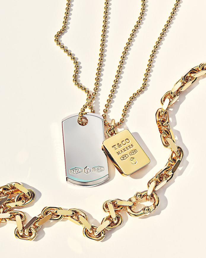 La colección Tiffany T es un recordatorio tangible de las conexiones que sentimos, pero que no siempre podemos ver. El diseño elegante en metal mixto se combina a la perfección con el colgante de etiqueta diseñado en plata y oro de 18K. Tiffany & Co.