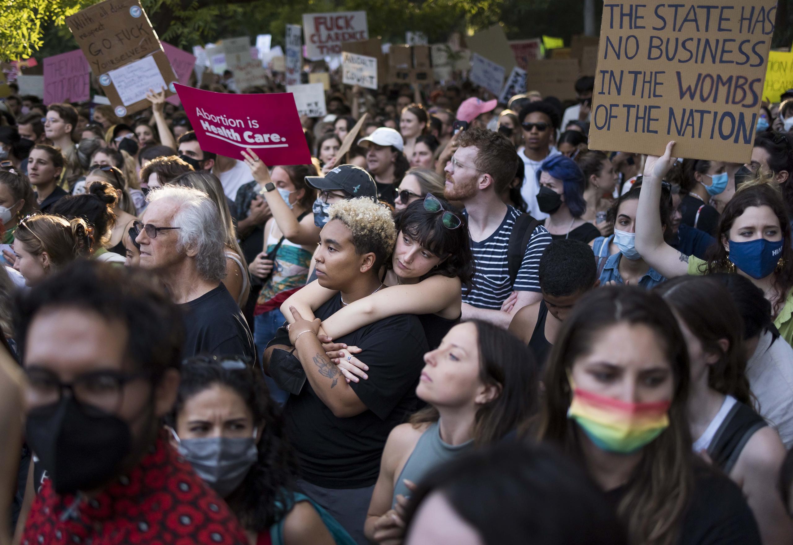 Miles en Nueva York protestaron la decisión del Tribunal Supremo de Estados Unidos de anular la protección del derecho al aborto. (EFE/EPA/JUSTIN LANE)