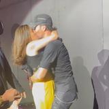 Polémico beso entre Enrique Iglesias y fanática en pleno concierto