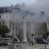 Se desata incendio en el Parlamento de Sudáfrica 