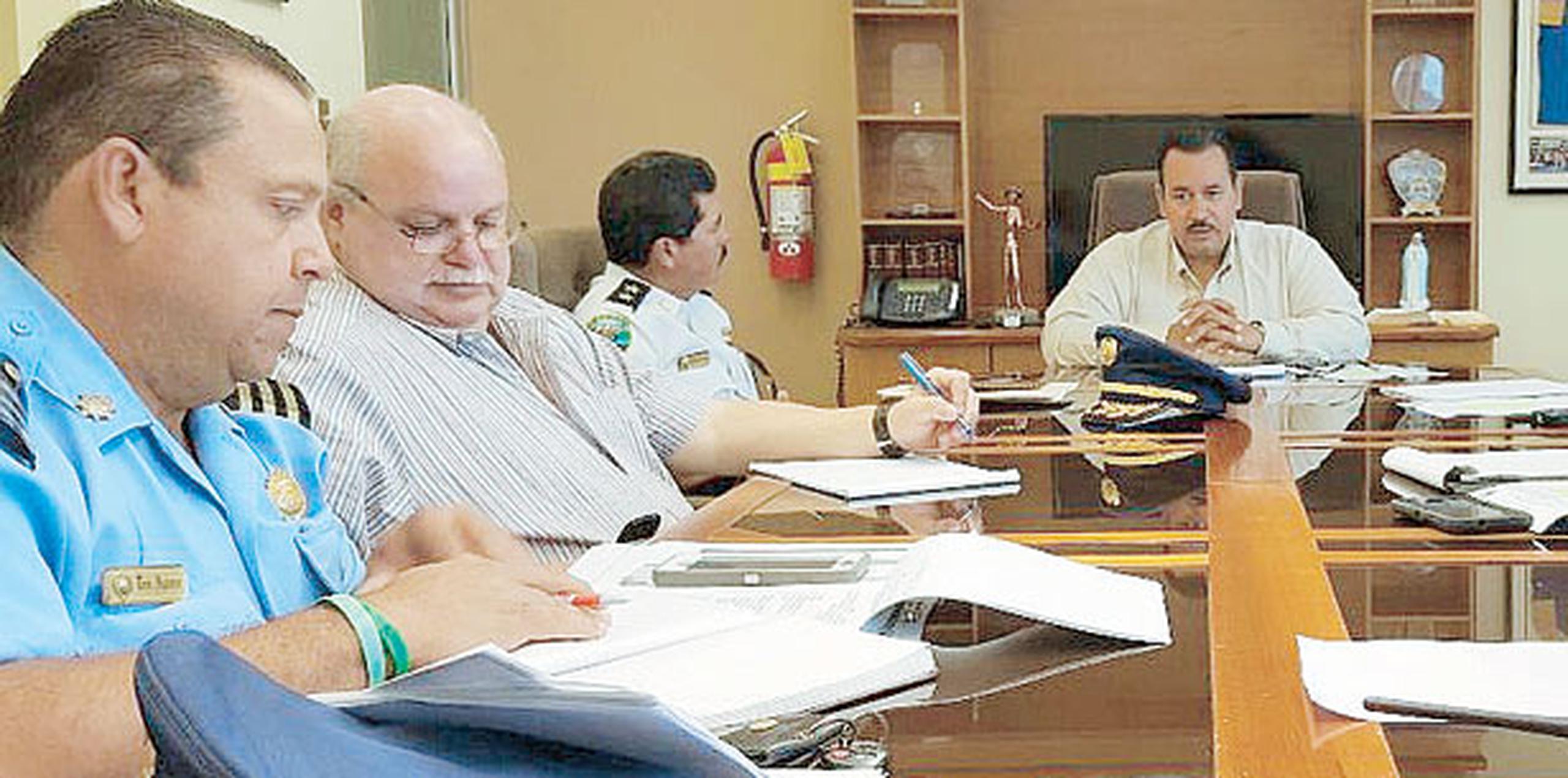 Carrasquillo (al fondo) se reunió con el comandante del distrito, Iván Figueroa, y con el comisionado de la Policía municipal, Héctor Meléndez, para desarrollar el plan de seguridad. (Suministrada)