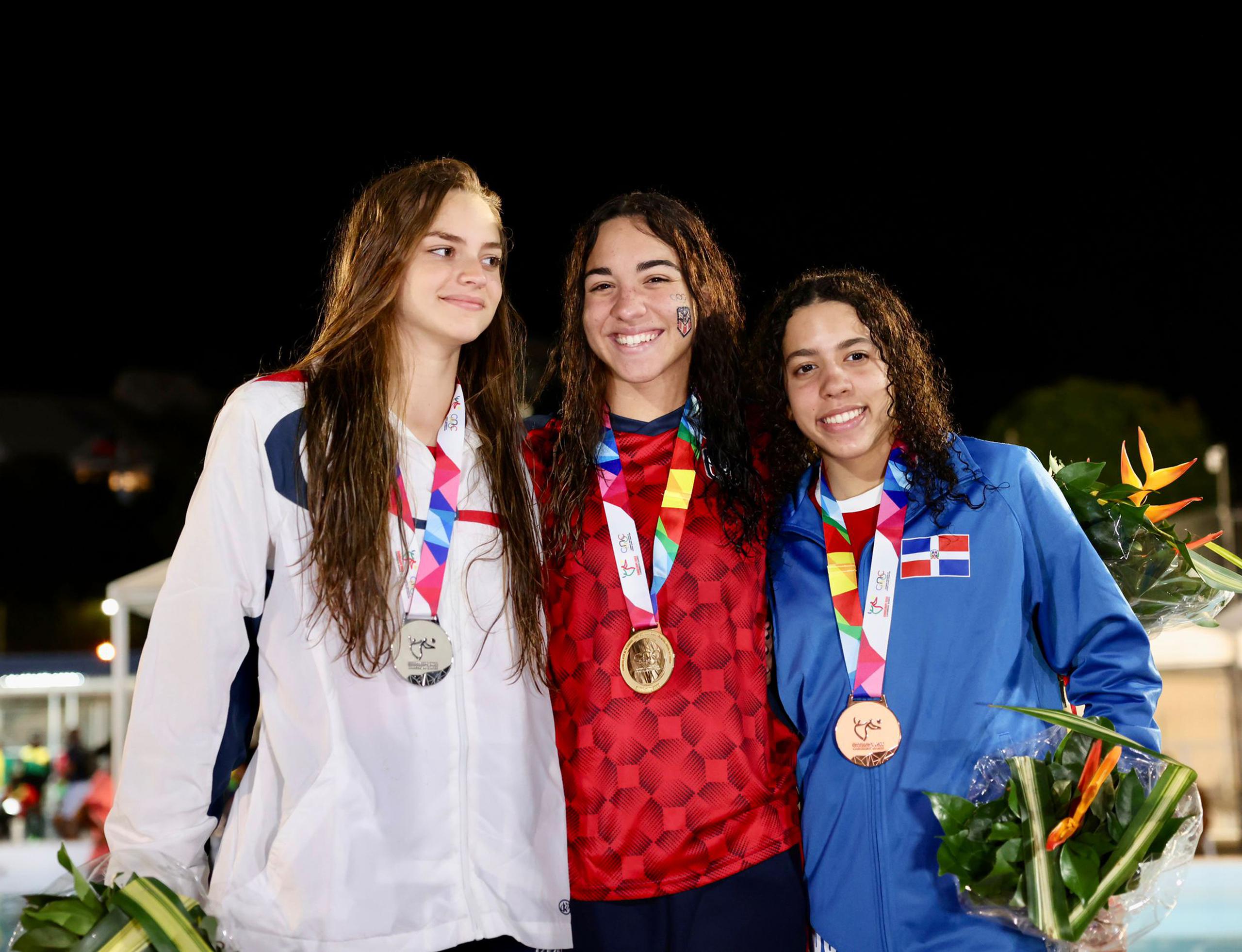 La boricua Marissa Lugo Mojica (centro) se alzó con el oro en los 200 metros combinados en los Primeros Juegos del Caribe Guadalupe 2022.