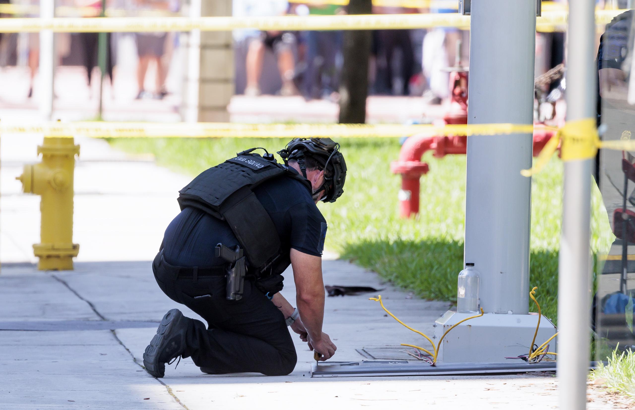El sospechoso se atrincheró dentro del hotel Holiday Inn en Caravan Court, cerca del complejo Universal Orlando, y que comenzó a disparar contra los miembros del equipo SWAT antes de que el equipo disparara y lo matara.