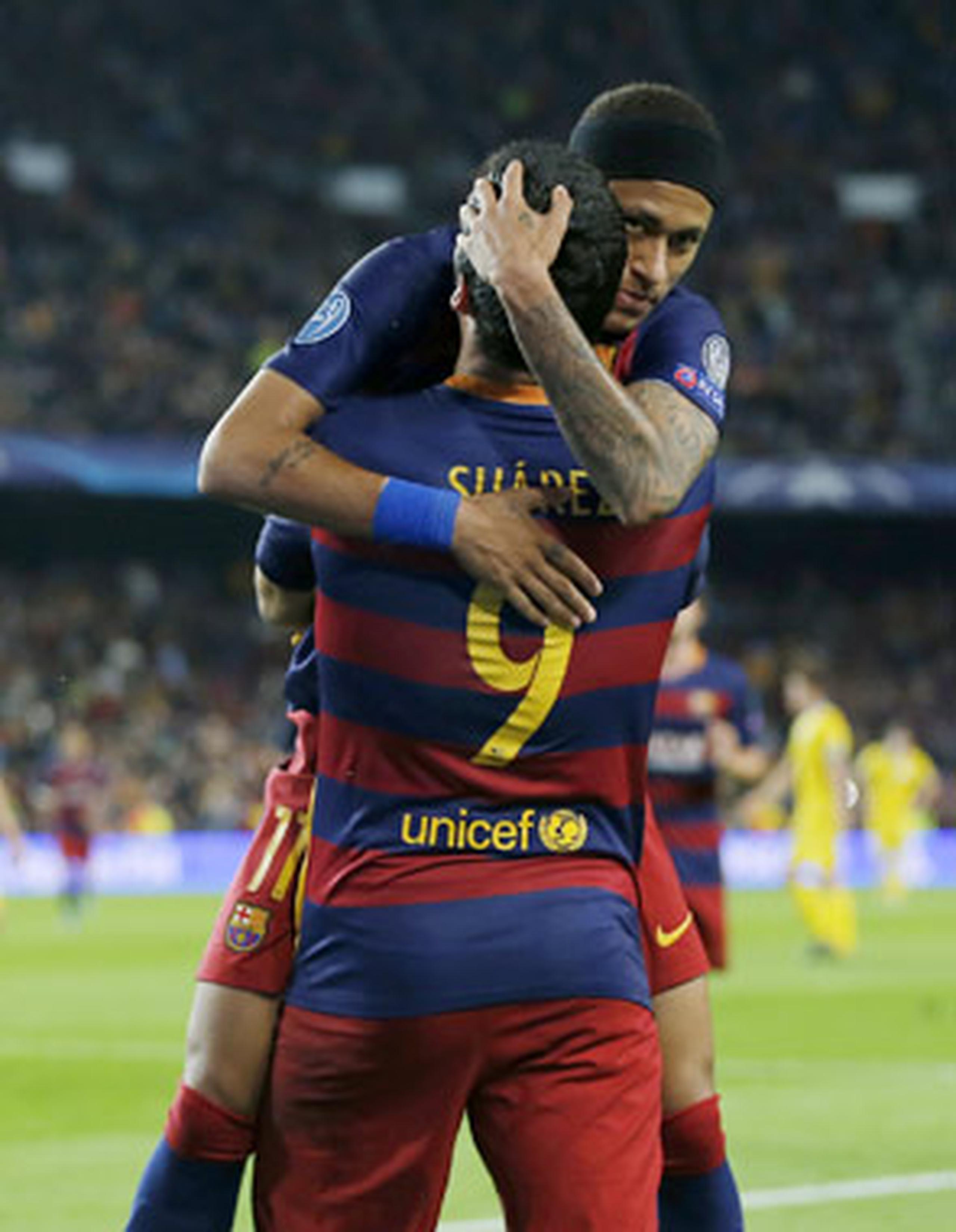 Neymar celebra uno de sus dos goles  con el uruguayo Luis Suárez (9), autor de otra diana para el Barcelona. (AP /  Emilio Morenatti)