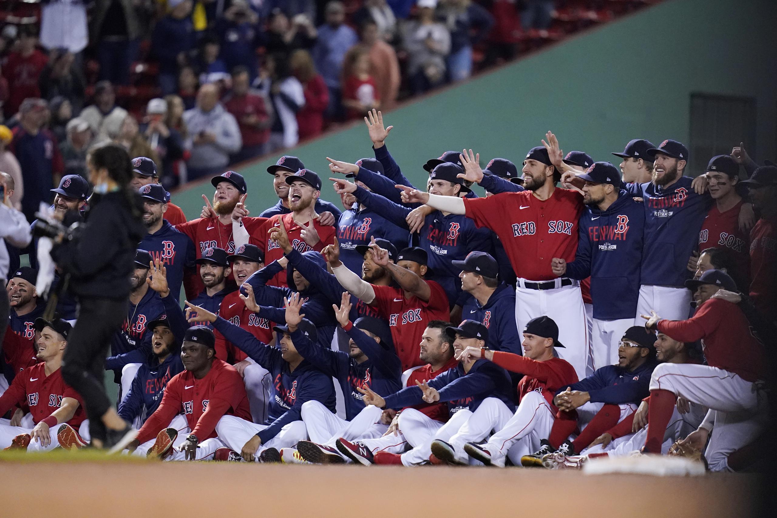 Los Red Sox celebran su triunfo tras eliminar anoche a los Yankees.