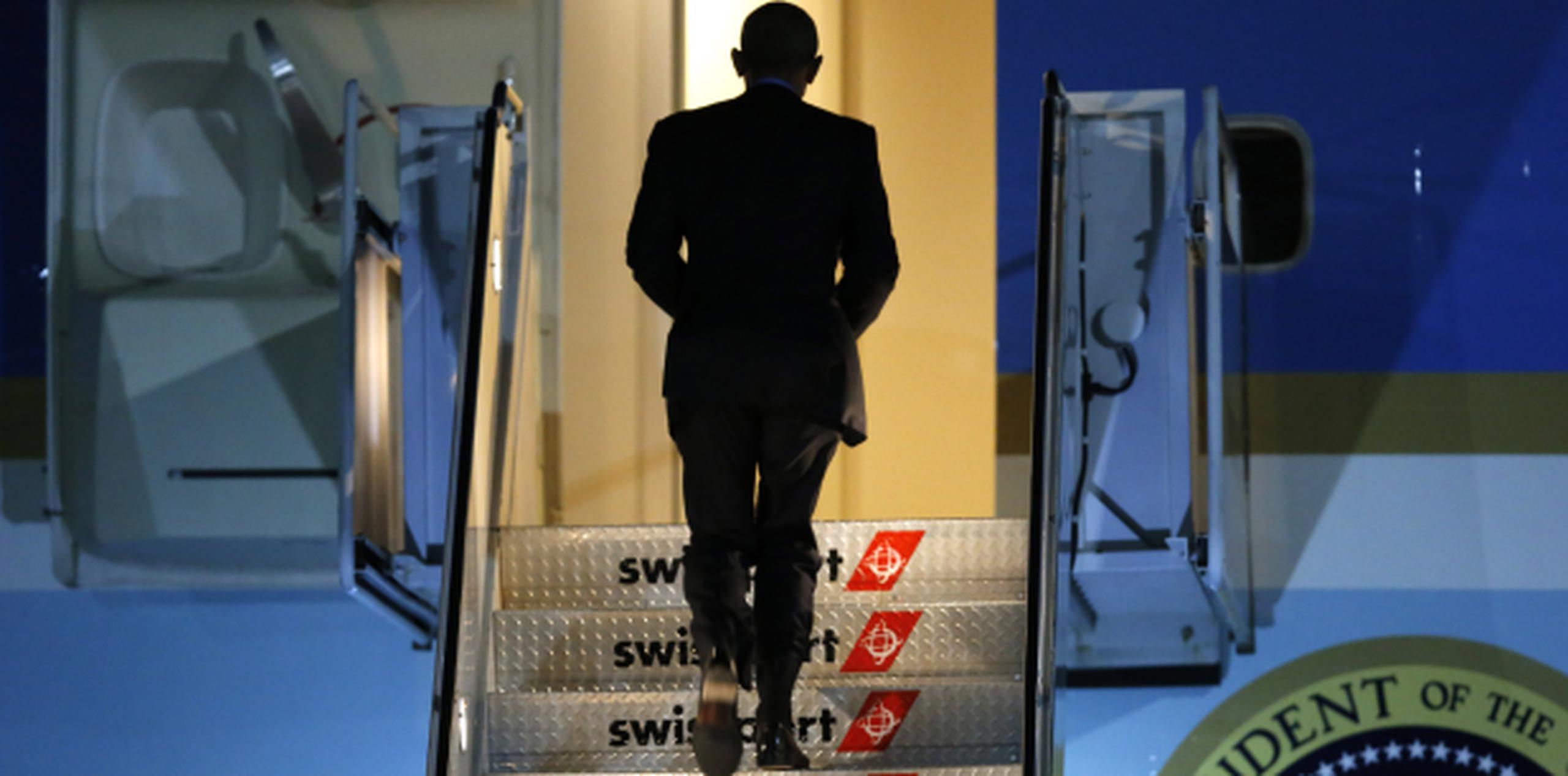 Obama abordó anoche el Air Force Once camino a Washington tras visitar Nueva York para actividades del Partido Demócrata. (AP)