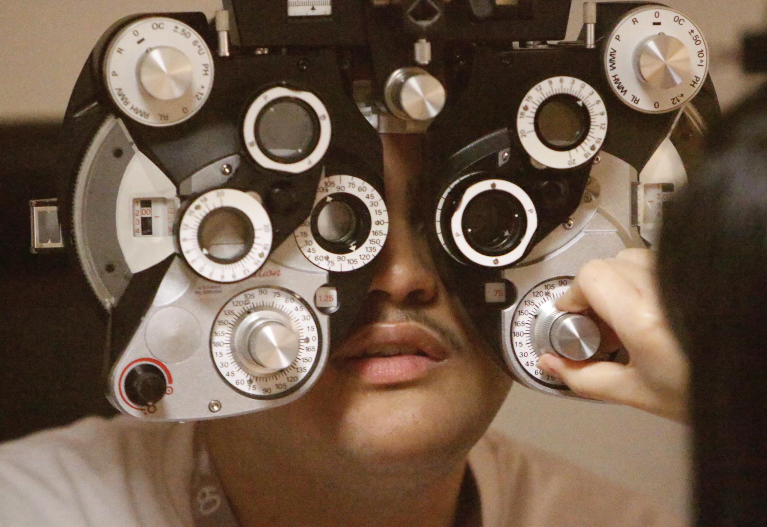 Uno de los atletas de Special Olympics es sometido a una prueba de la vista realizada por estudiantes de la Escuela de Optometría de la Universidad Interamericana de Puerto Rico.
