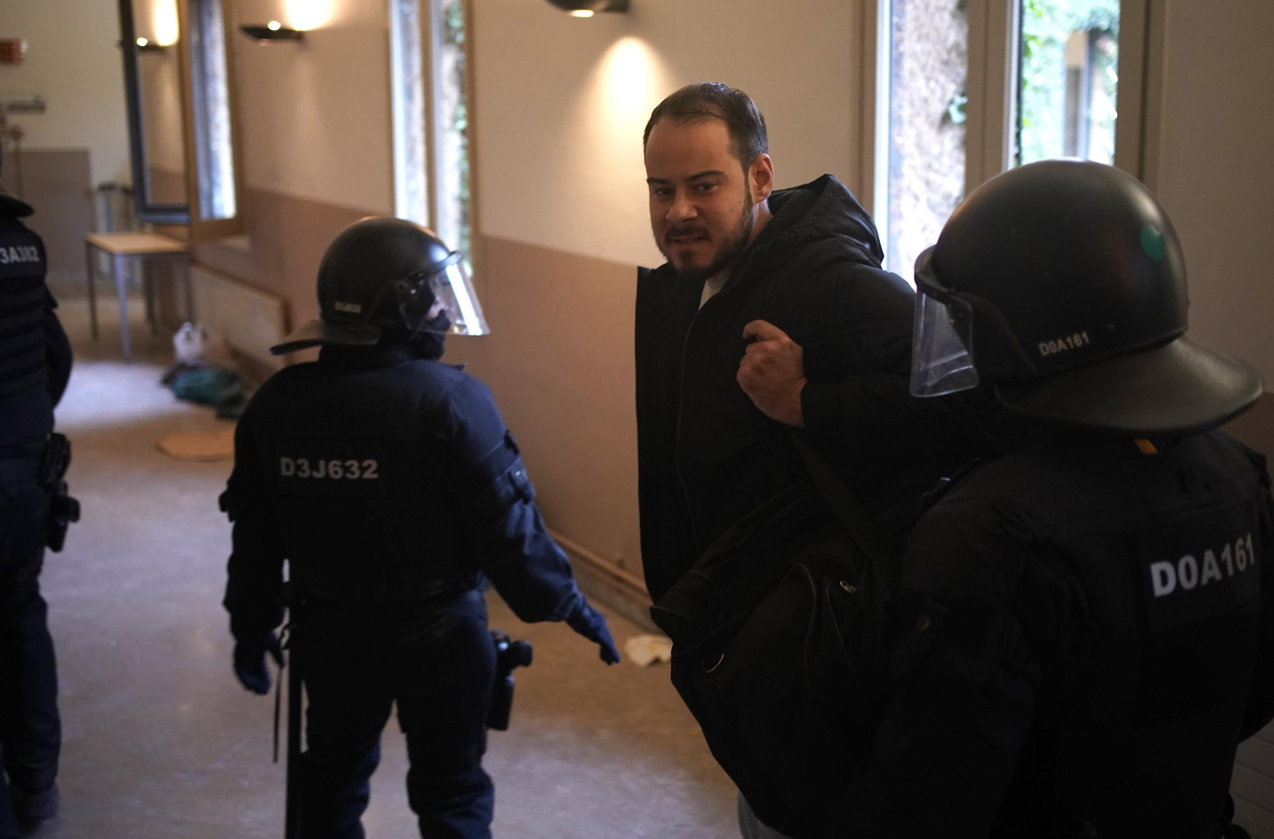 El rapero español Pablo Hasél es detenido por la policía en la Universidad de Lleida, España.
