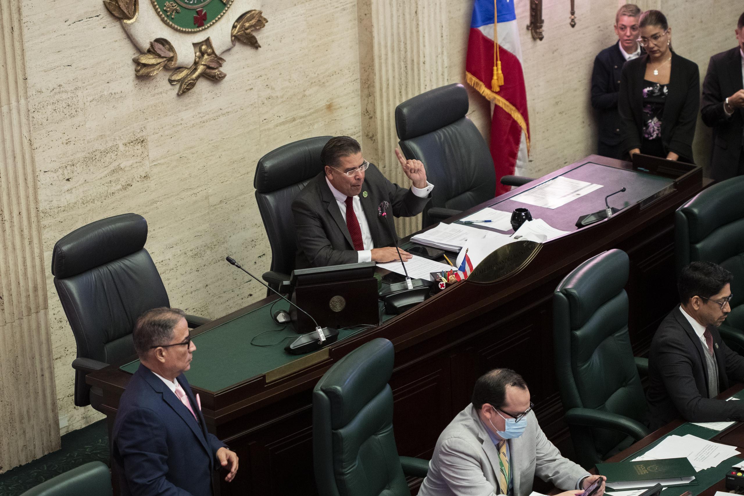 A Hernández, quien reconoció haberse reunido con el portavoz de la delegación de la Palma en la Cámara, Carlos Johnny Méndez, se le acusa de aliarse al PNP para lograr la aprobación de la medida.