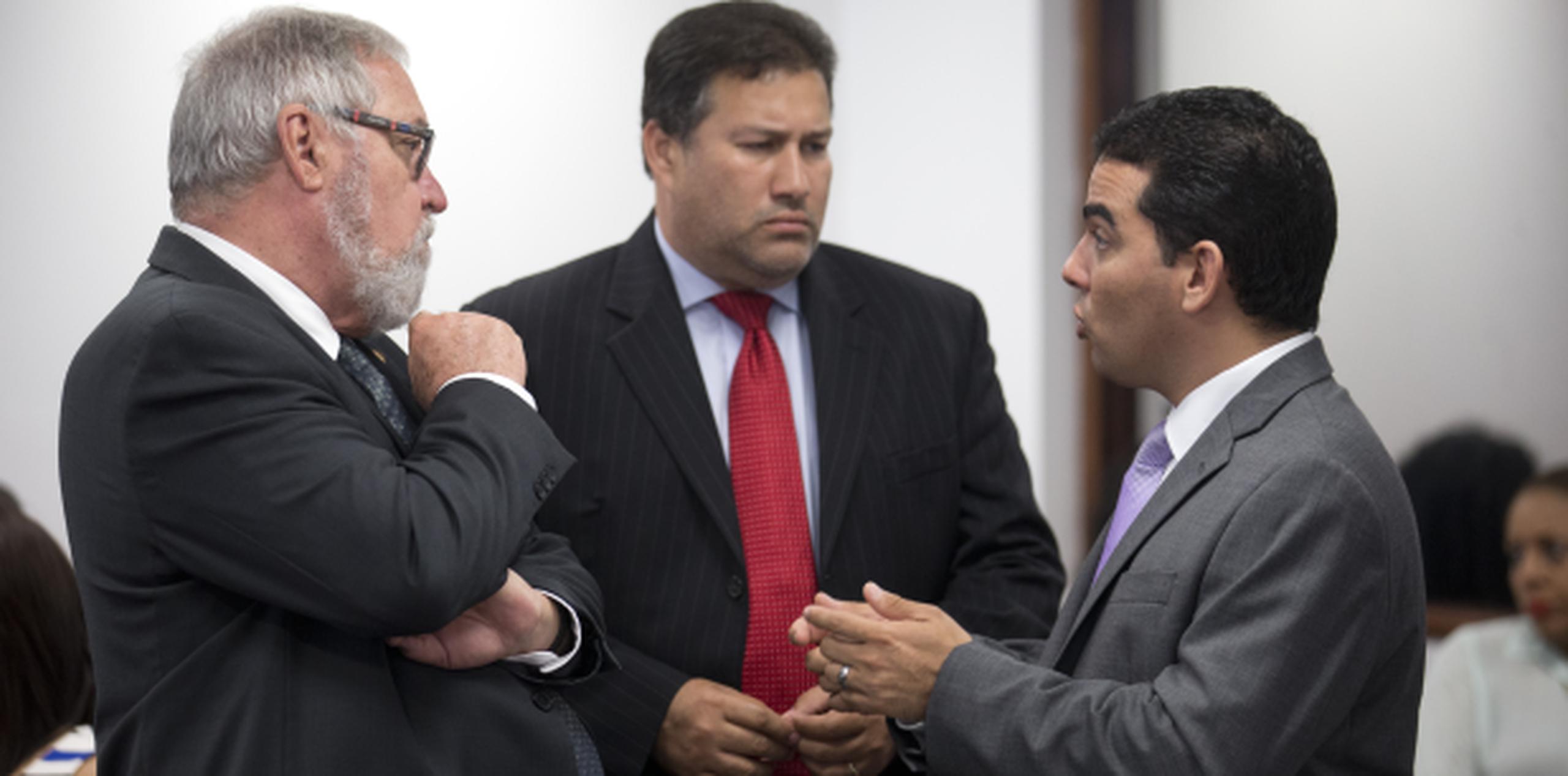Ortiz Franco, a la derecha, conversa con el senador Cirilo Tirado y con el asesor ambiental Jorge Fernández Porto. (teresa.canino@gfrmedia.com)