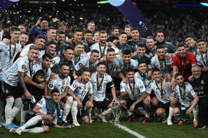 Los jugadores de Argentina posan con el trofeo tras ganar la Finalissima ante Italia, el miércoles 1 de junio de 2022, en el Estadio de Wembley.