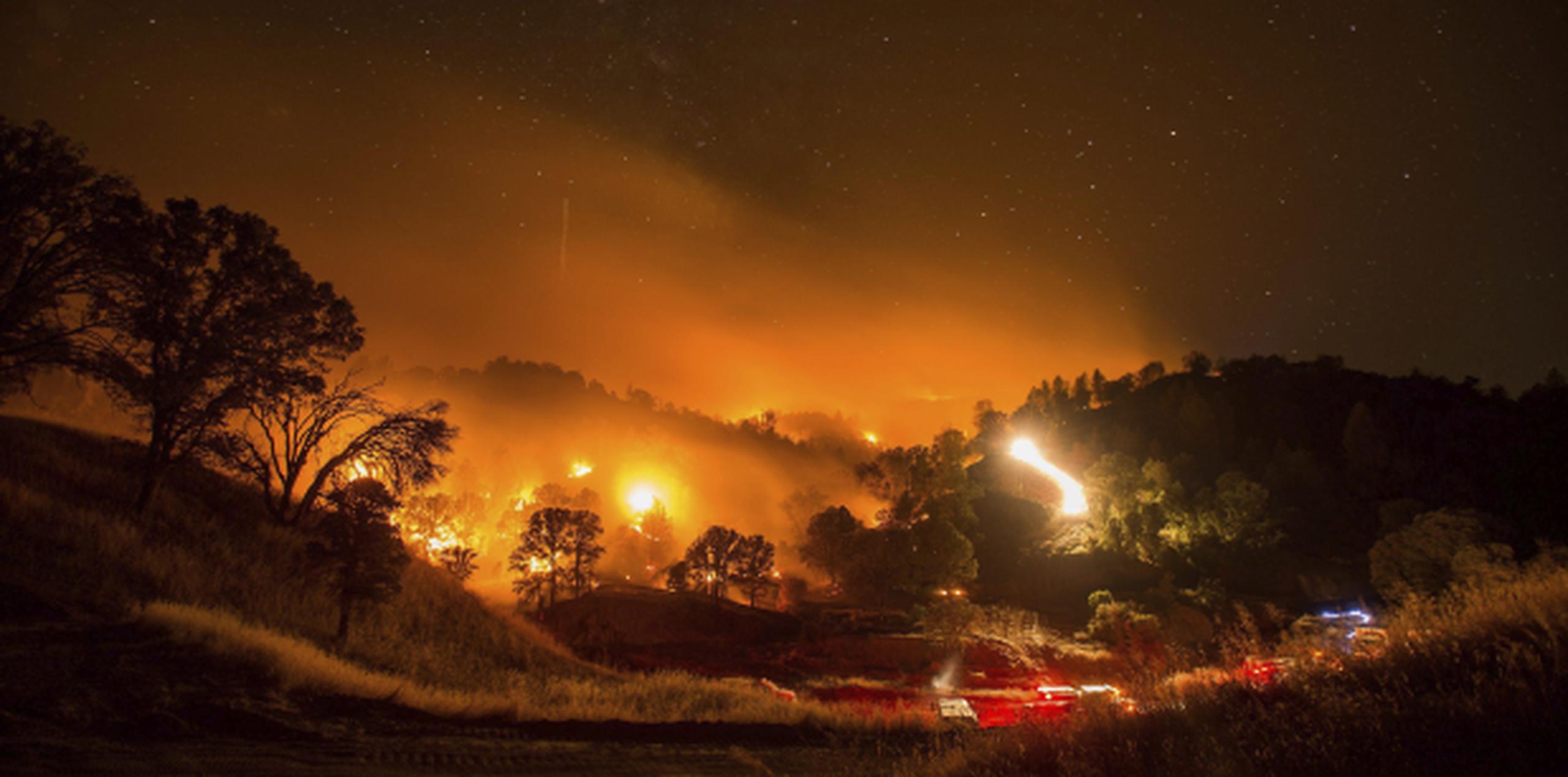 El incendio activo más grande en estos momentos, llamado Rocky Fire, se encuentra en una zona agreste entre los condados de Lake, Yolo y Colusa, al norte de Sacramento y el área vitivinícola del valle de Napa. (EFE)