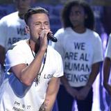 Logic protesta con padres y niños inmigrantes en Premios MTV