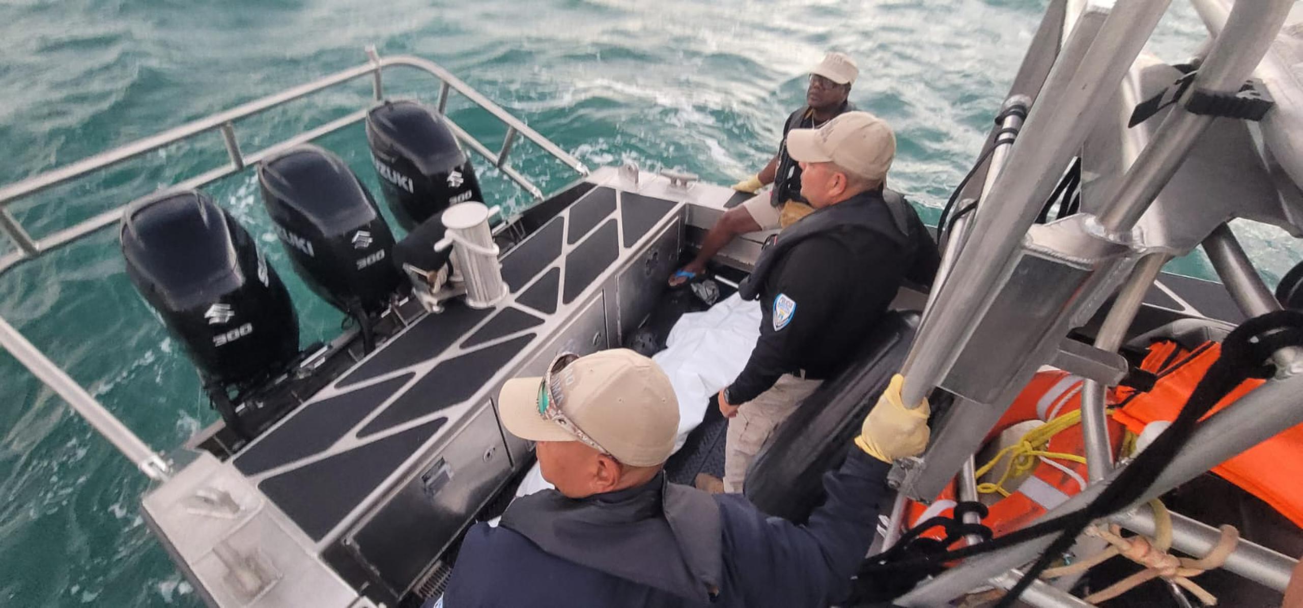 La Unidad de Buzos de la Policía Municipal de San Juan recuperó el cadáver del niño de 12 años que murió ahogado el domingo en la playa del Condado.