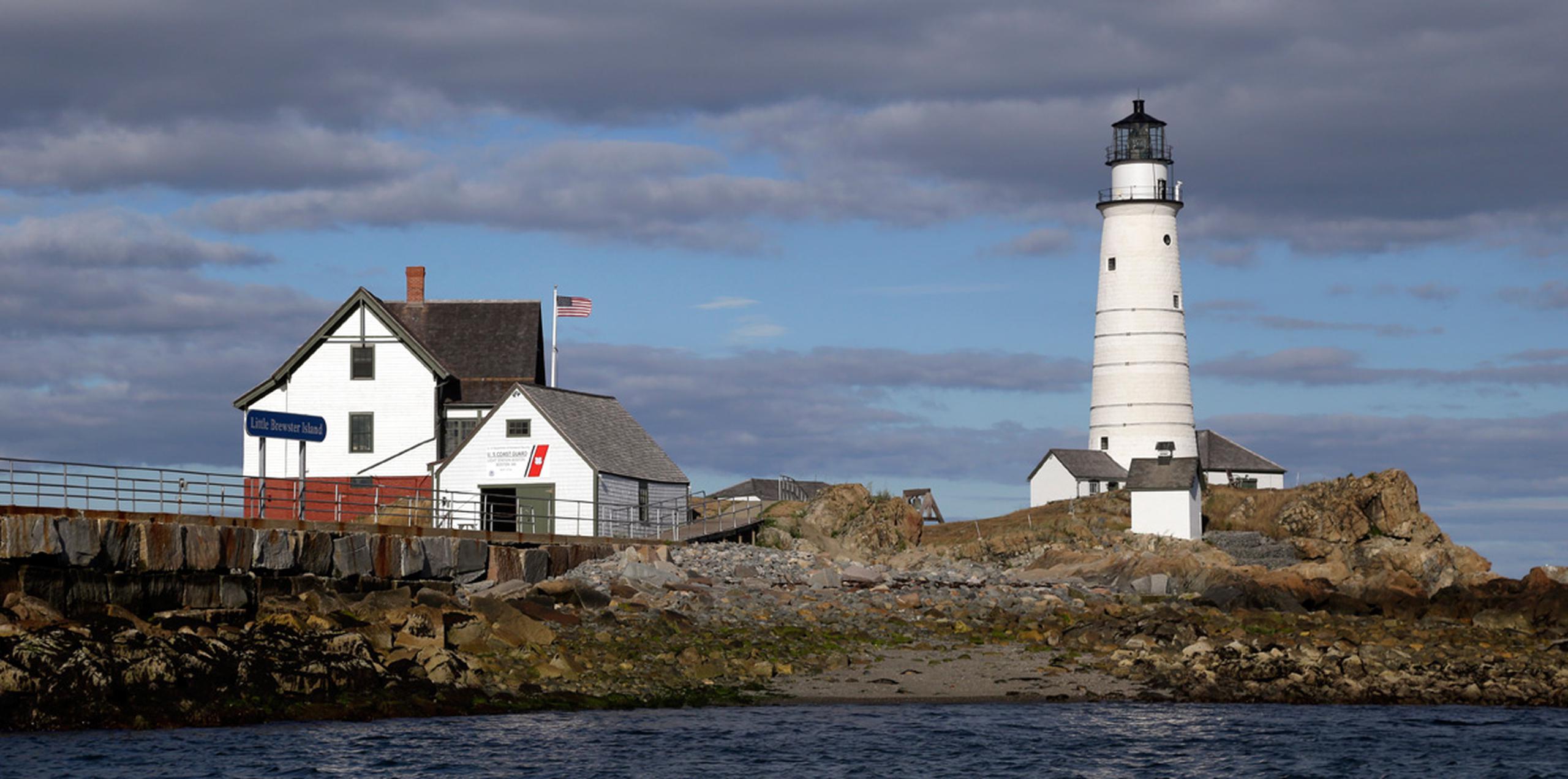 El Boston Light está en una pequeña isla a unos 14 kilómetros (9 millas) del centro de Boston. (AP)