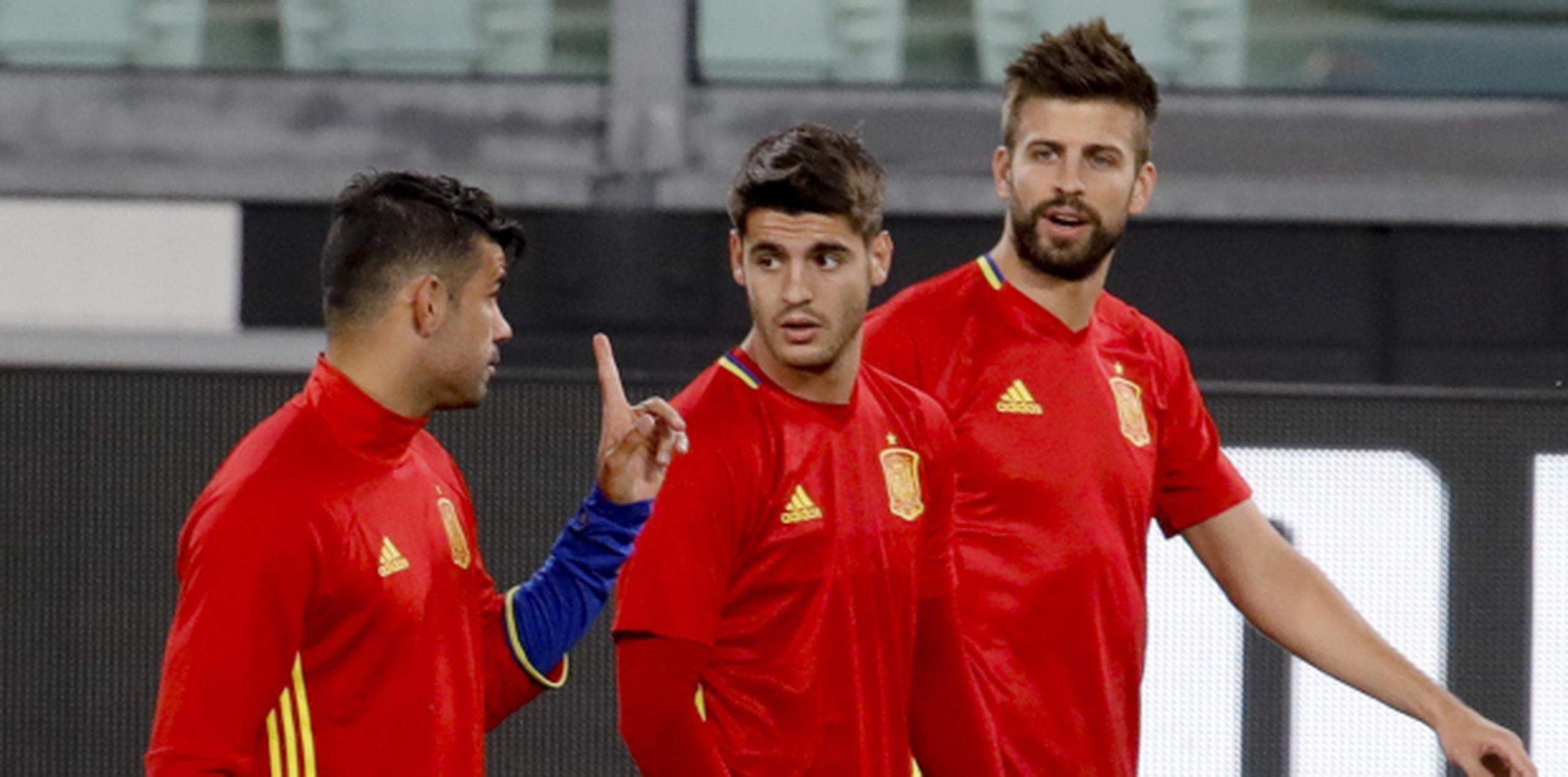 Gerard Piqué (derecha) y España enfrenta a Italia en las eliminatorias del Mundial. (Agencia EFE)