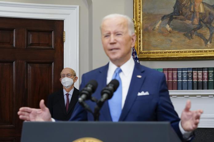 El presidente estadounidense Joe Biden hace observaciones sobre el retiro del juez asociado de la Corte Suprema de Estados Unidos Stephen Breyer, izquierda, en la Sala Roosevelt de la Casa Blanca, en Washington.