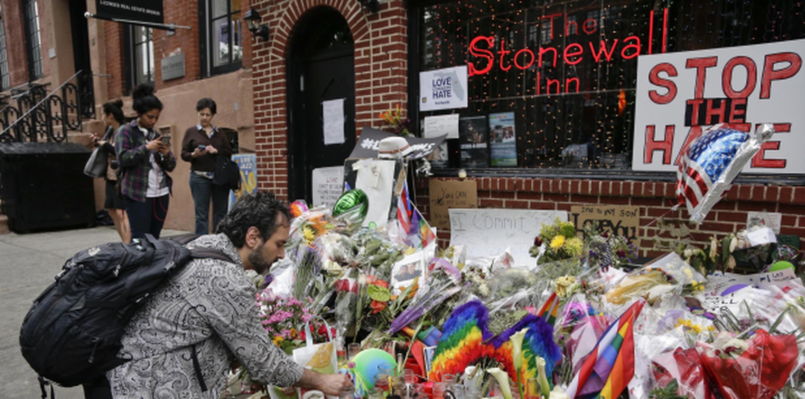 Frente a la barra se honraron las víctima de la matanza en Orlando. (Prensa Asociada)