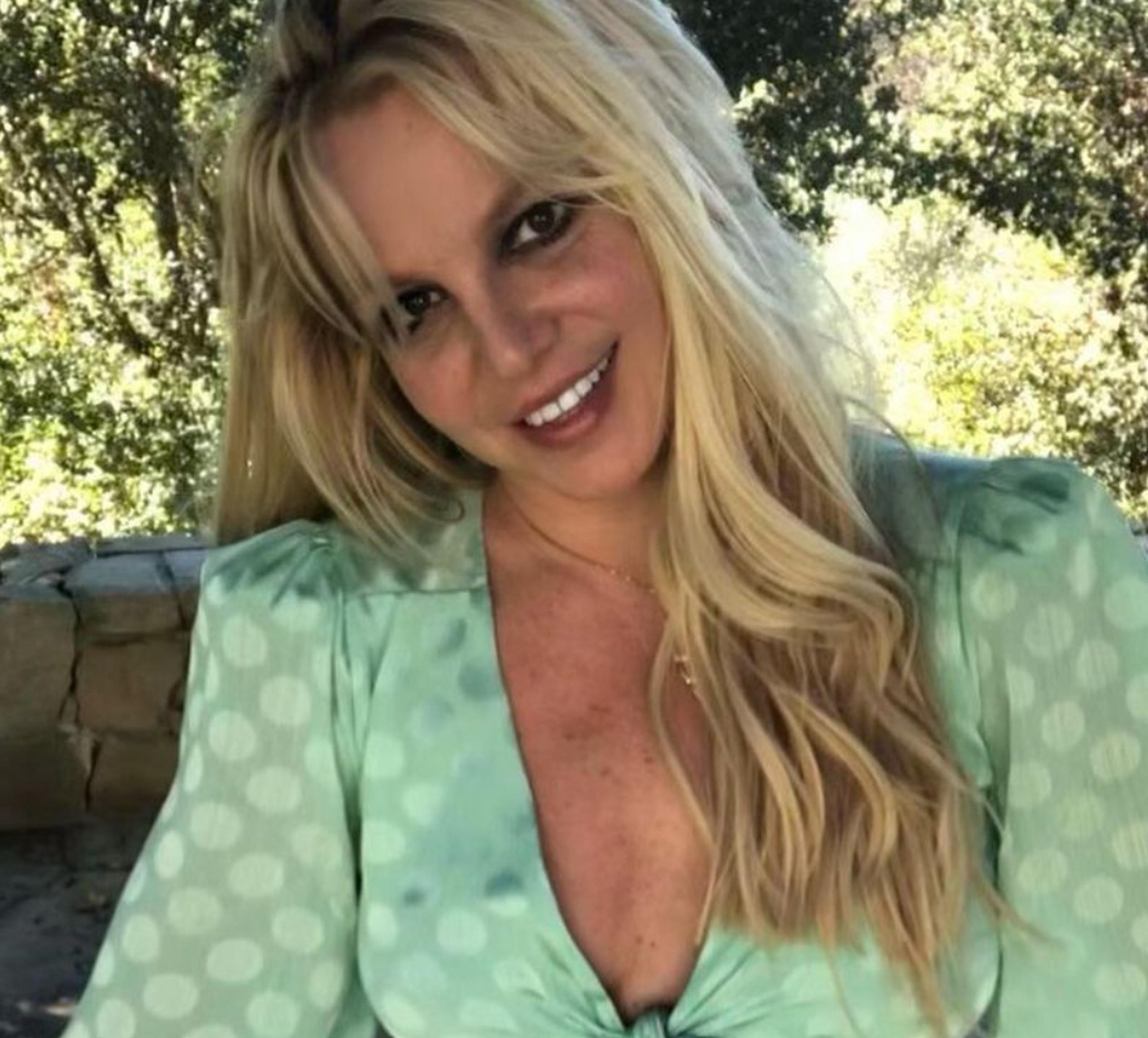 La cantante Britney Spears publicó una serie de fotos y vídeos durante todo el fin de semana posterior a la determinación de una jueza de terminar con la tutela que controlaba su vida desde hace más de 13 años.