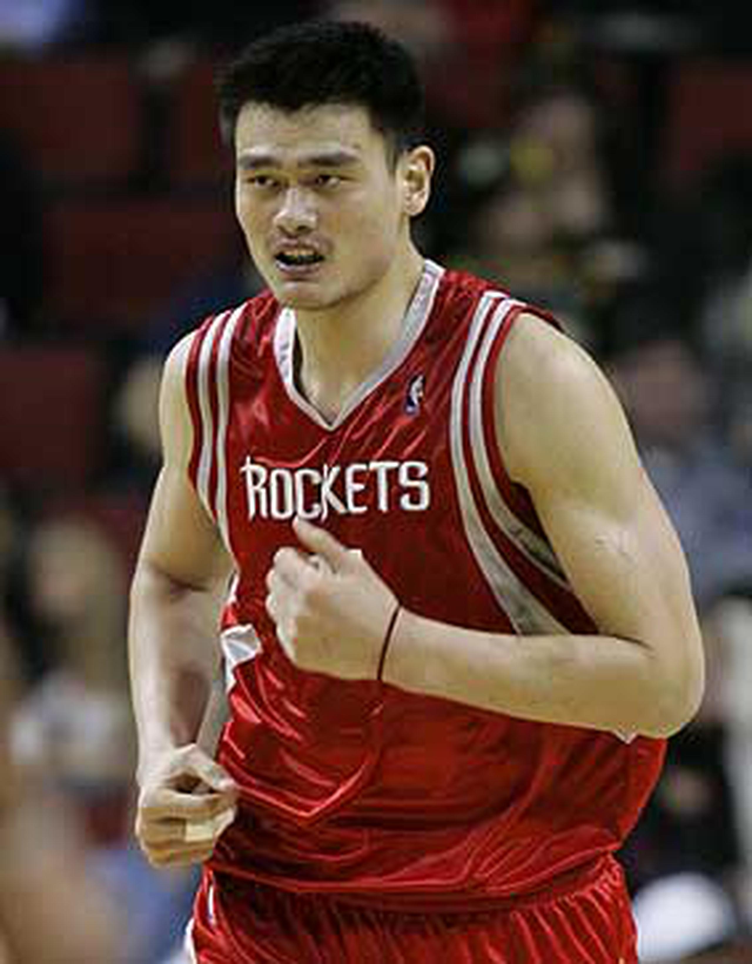 Yao Ming ganará $17.7 millones la próxima temporada con los Rockets de Houston. (Archivo/AP)