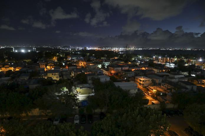 Vista al barrio Trastalleres durante la noche en Santurce.