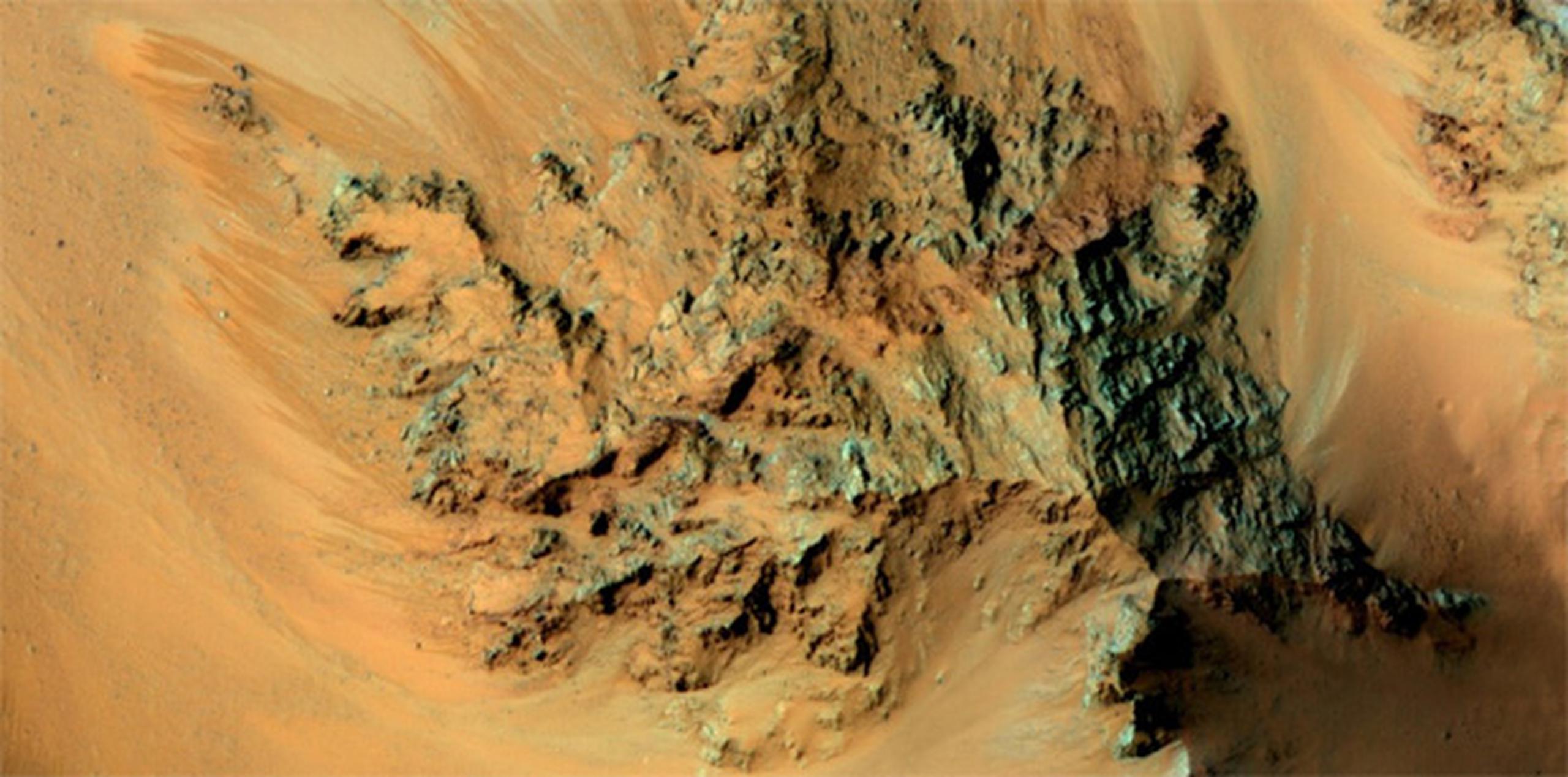 Hay corrientes oscuras y estrechas que tienden a aparecer y crecer durante los meses más cálidos de Marte y se desvanecen durante el resto del año. (NASA)