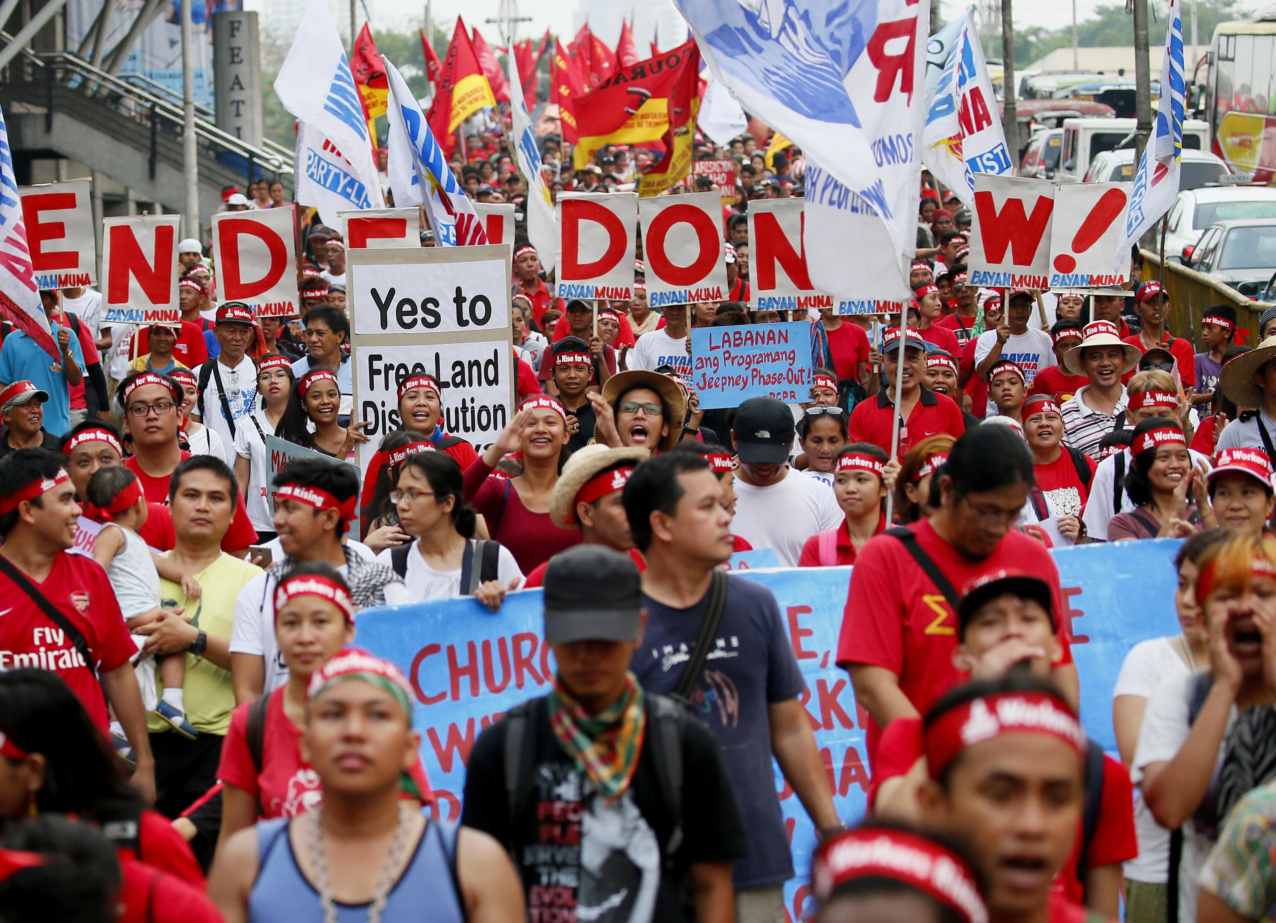 Manifestantes en Manila marcharon hacia el palacio presidencial. (AP/Bullit Marquez)
