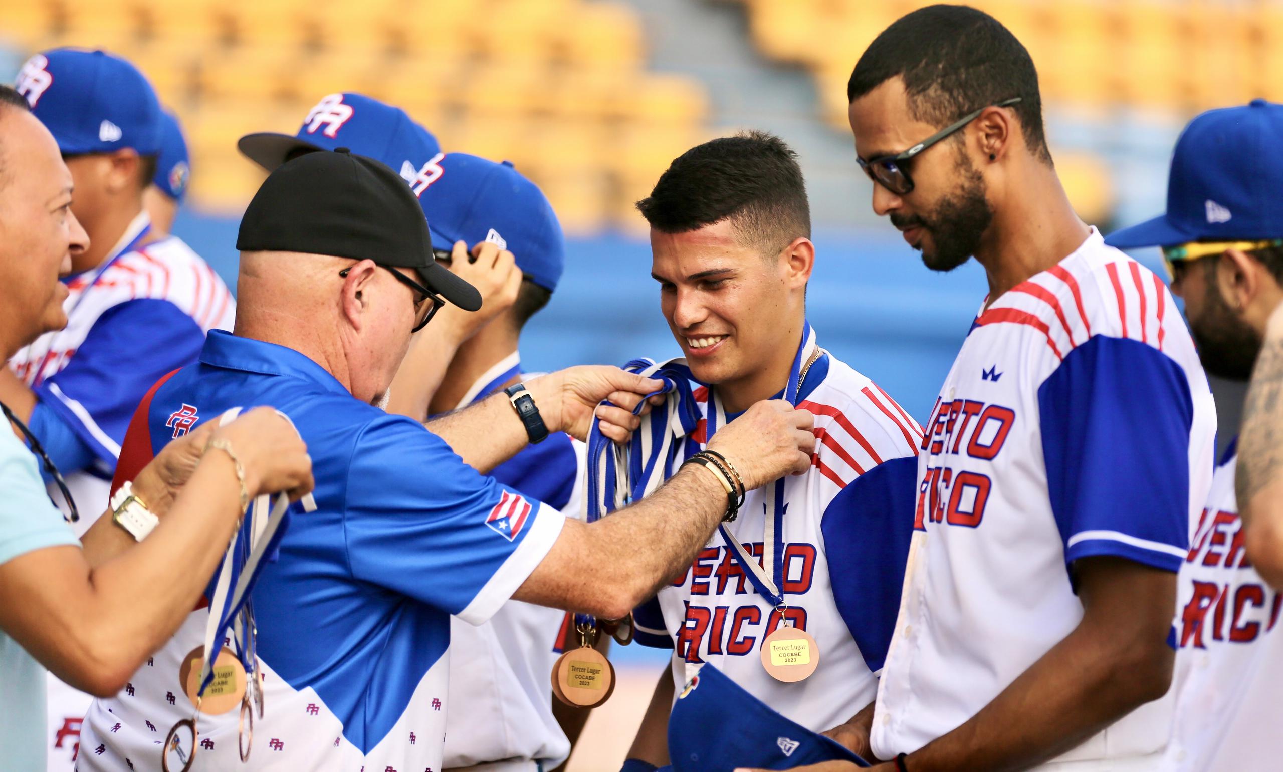 Los jugadores de Puerto Rico reciben sus medallas de bronce tras el partido.