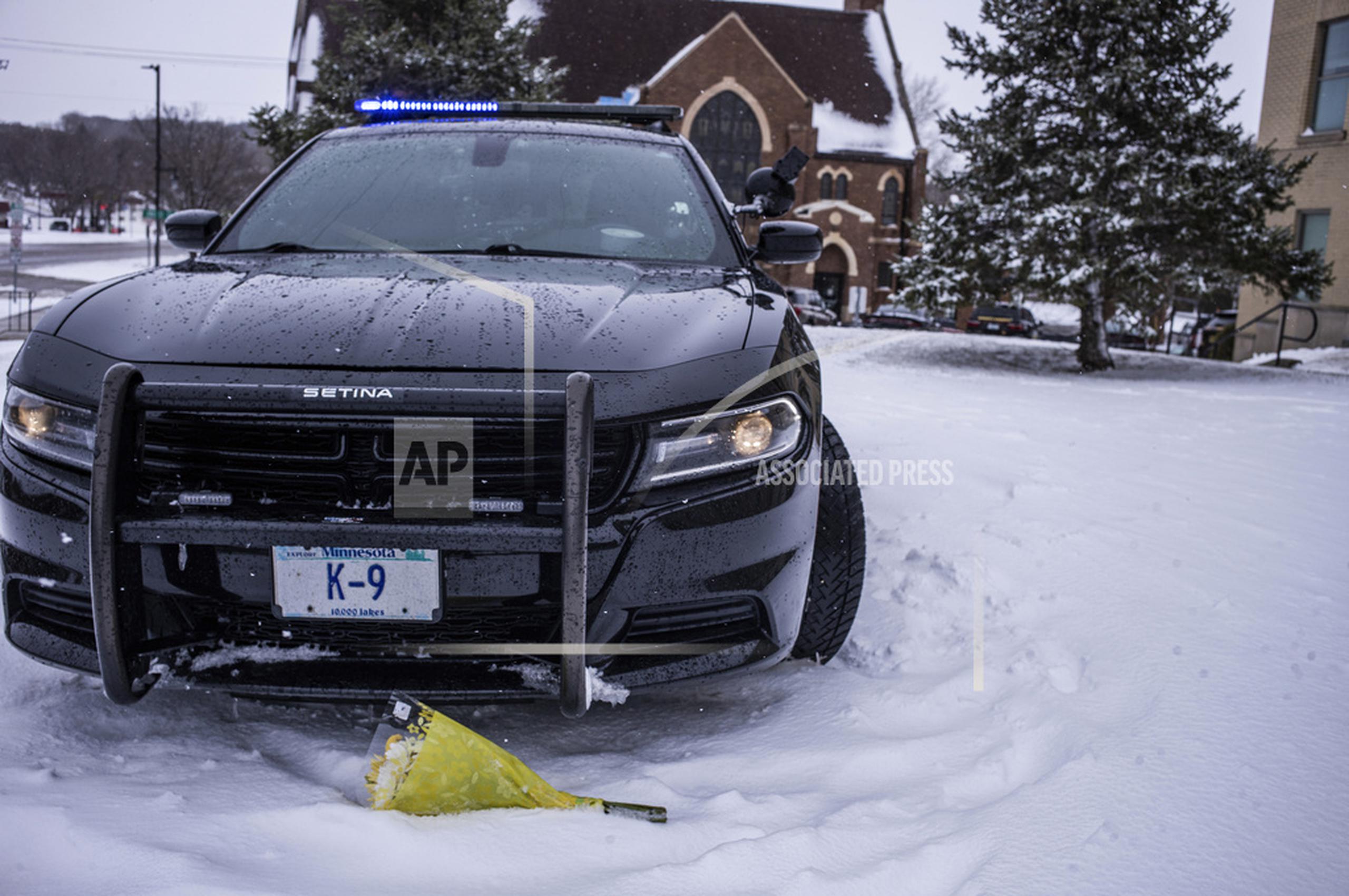El vehículo de la policía asignado a Joshua Owen, en agente del oeste de Minnesota que murió en un tiroteo, es estacionado frente a la corte del condado Pope, en Glenwood, Minnesota, el domingo 16 de abril de 2023. (Richard Tsong-Taatarii/Star Tribune vía AP)