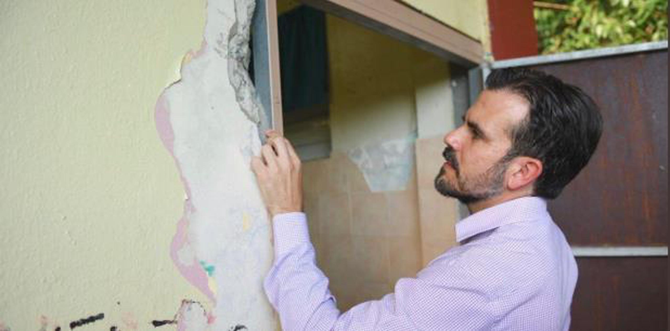 El gobernador Ricardo Rosselló aprovechó su visita ayer a Guayama para inspeccionar la escuela Juan Alemañy Silva, una de las afectadas por el movimiento de tierra de ayer. (Twitter)