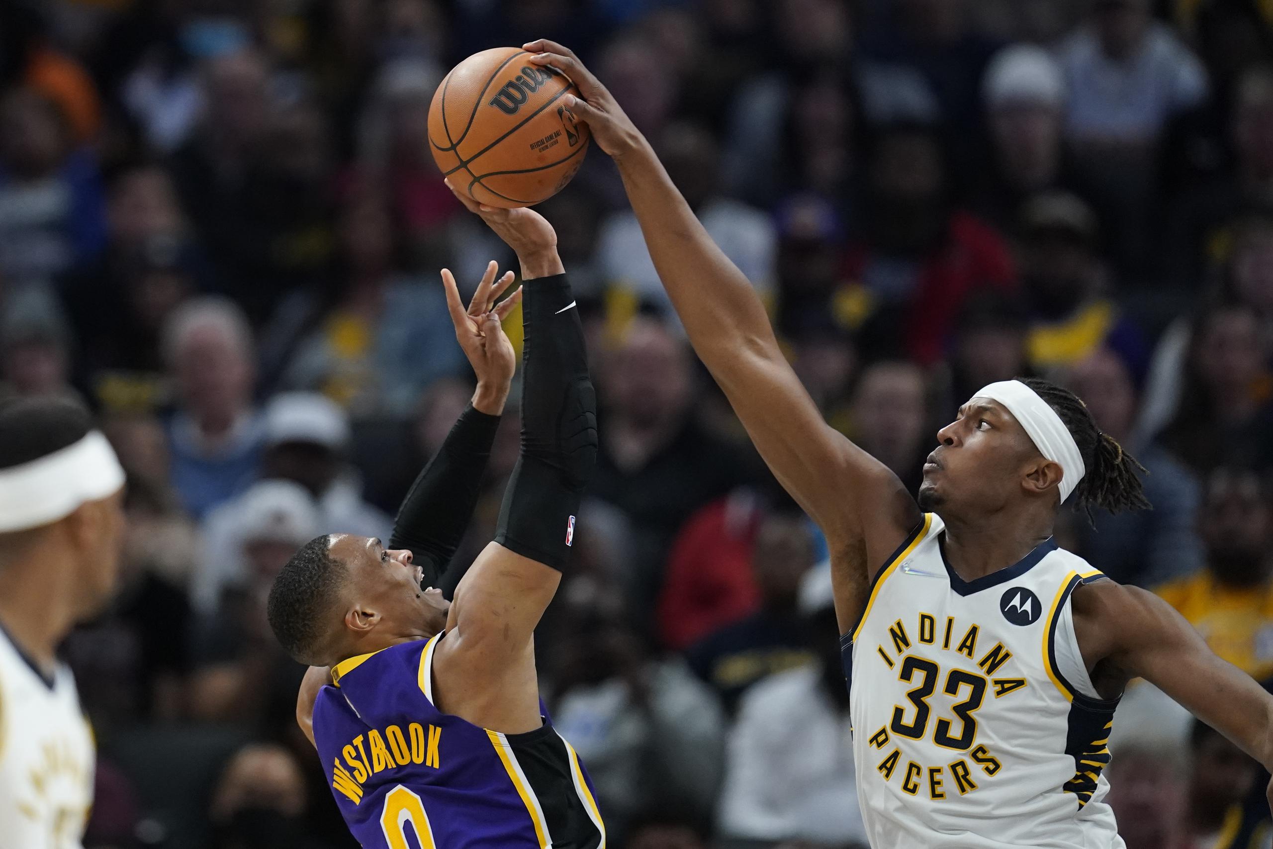 Myles Turner (33), de los Pacers de Indiana, le bloquea un disparo a Russell Westbrook, de los Lakers de Los Angeles.