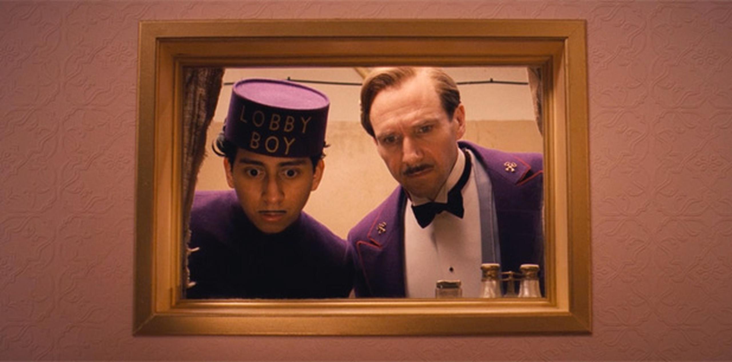 THE GRAND BUDAPEST HOTEL.- Dirigida por Wes Anderson. Protagonizada por Ralph Fiennes, Tony Revolori, Jude Law, Tom Wilkinson, Tilda Swinton, F. Murray Abraham y muchos más. Clasificada R. Duración: 100 minutos.