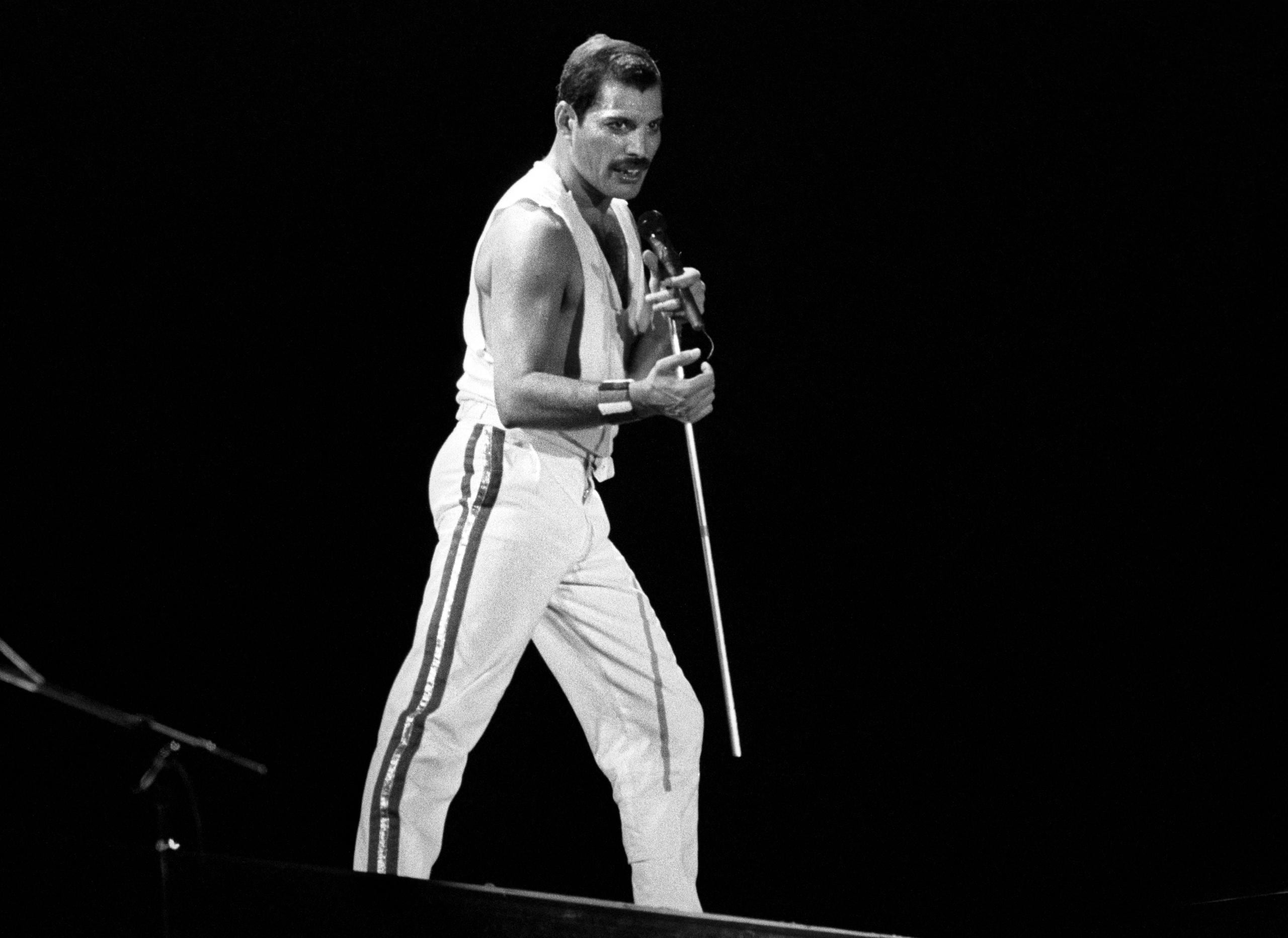 Foto de archivo del cantante británico Freddie Mercury, líder del grupo musical "Queen".