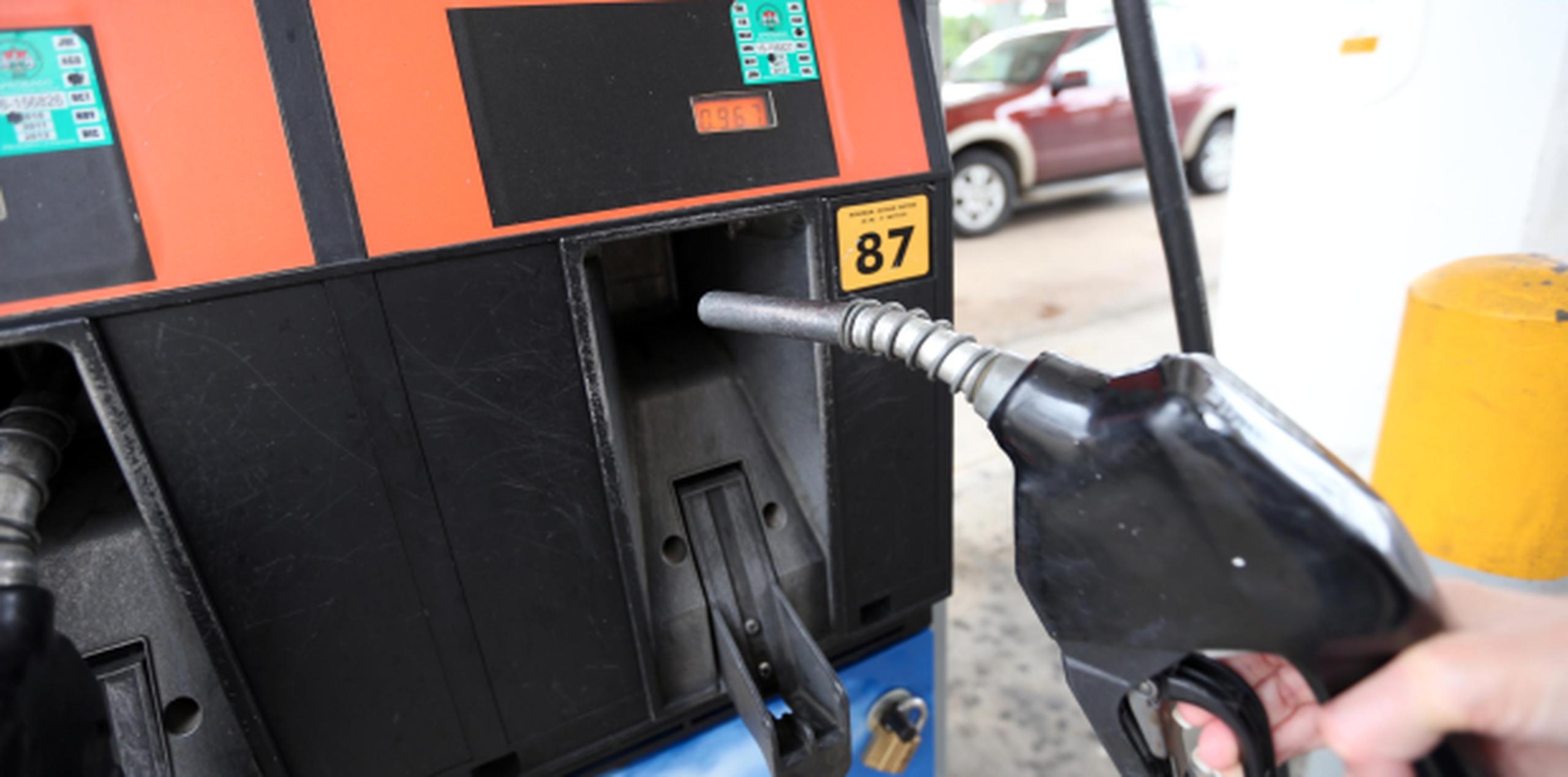Conducir a exceso de velocidad gasta mucha gasolina, además de que puede producirte multas, que afectarán tus finanzas al ser un gasto no planeado. (Archivo)