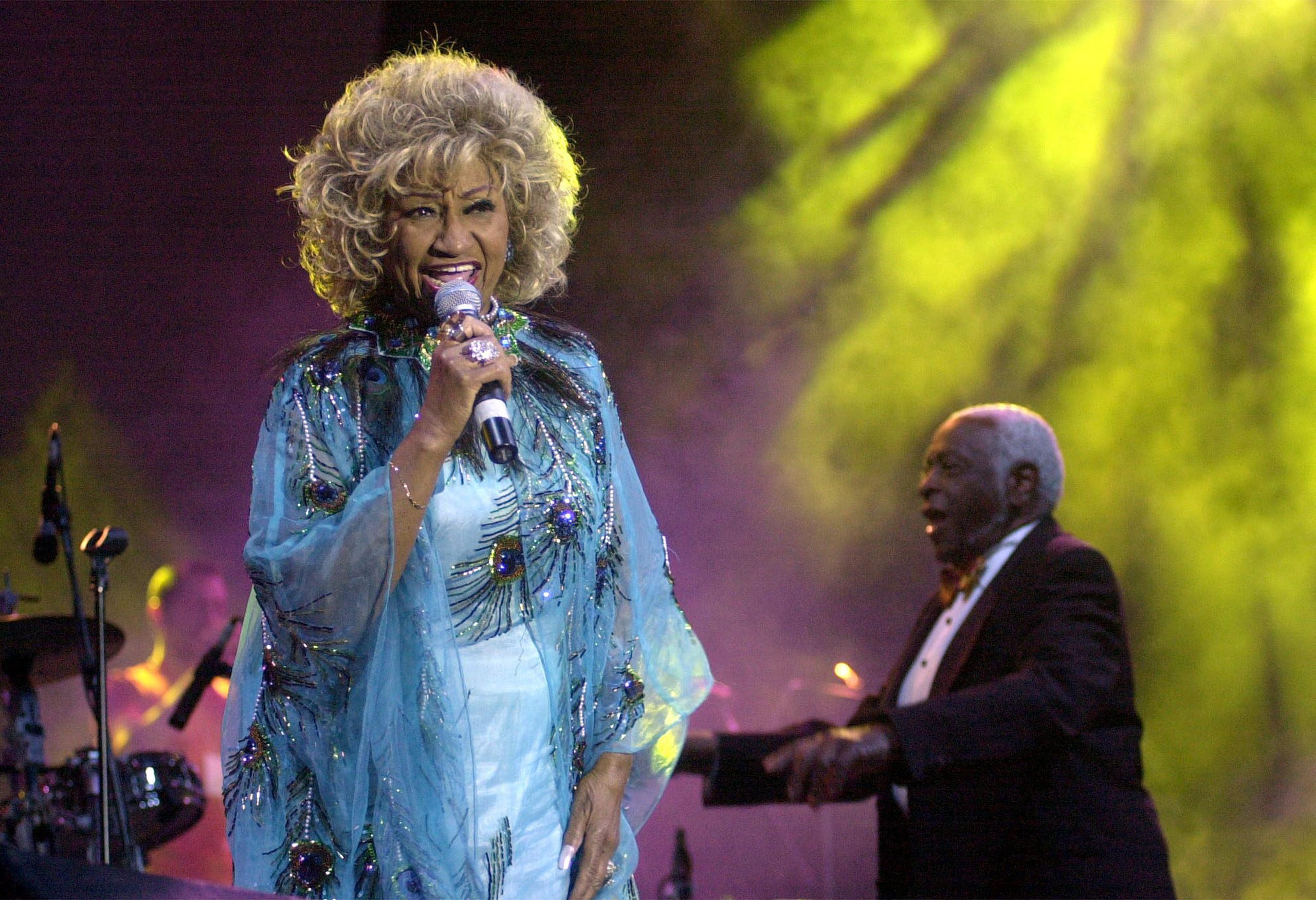 La cantante Celia Cruz, reina de la salsa, junto a su marido Perucho (detrás), durante su actuación en el Festival de Música Latina en Benicasim. EFE/DOMENECH CASTELLO/Archivo
