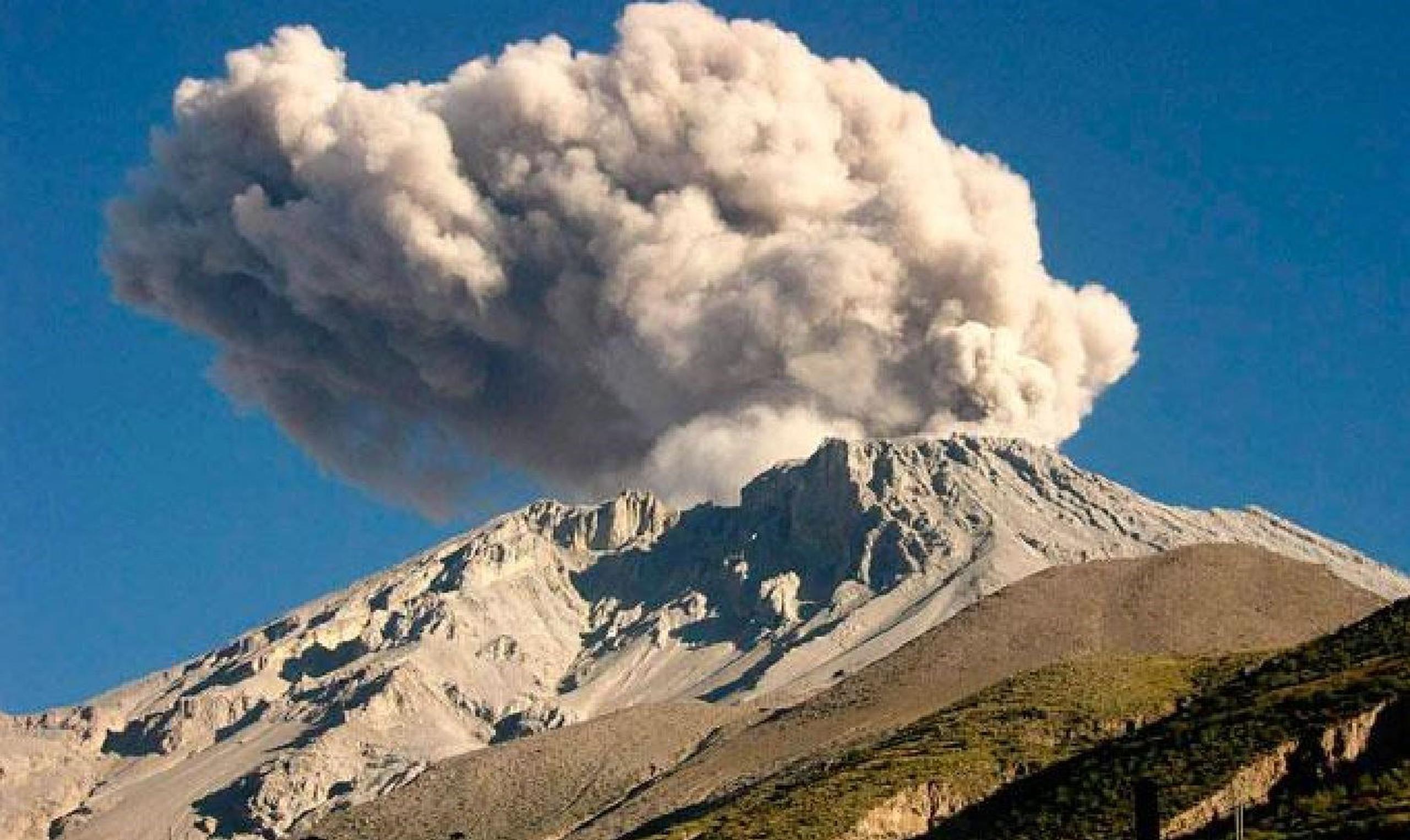 El volcán Ubinas lanza cenizas con un alcance de hasta seis millas. (GFR Media)