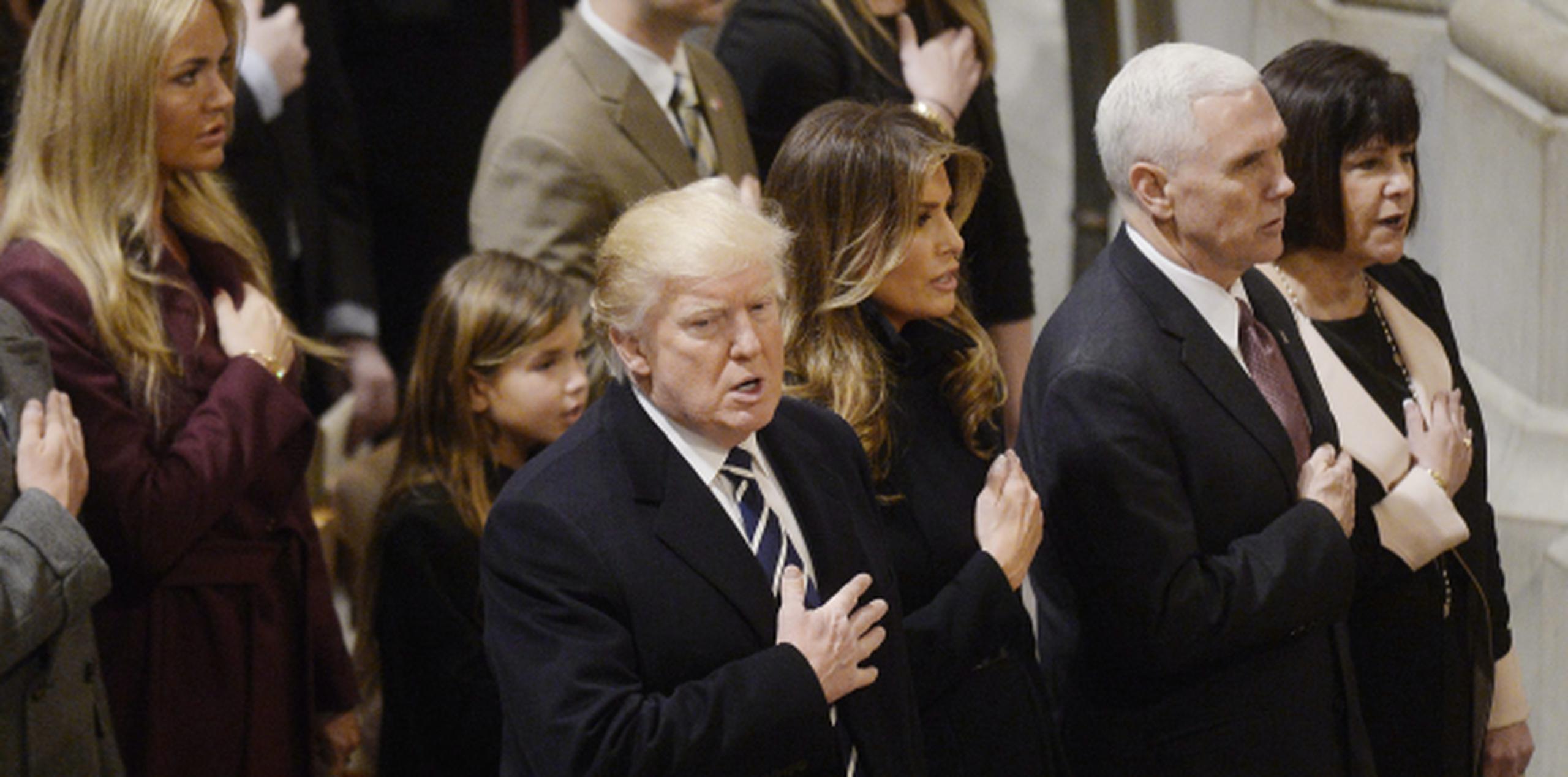 Trump junto a la primera dama, Melania; el vicepresidente, Mike Pence; junto a su esposa Karen, durante el servicio. (Prensa Asociada)